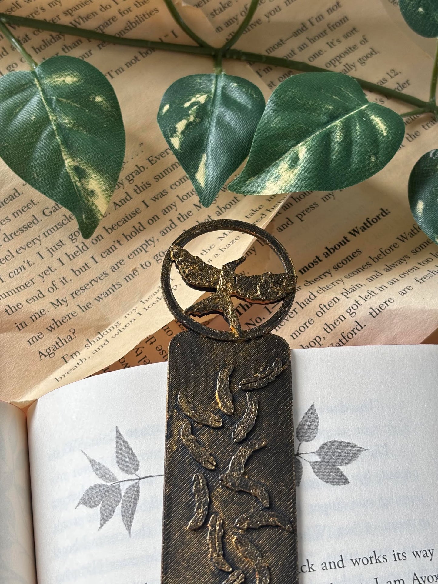 Hunger Games Mockingjay with feathers Bokmerke