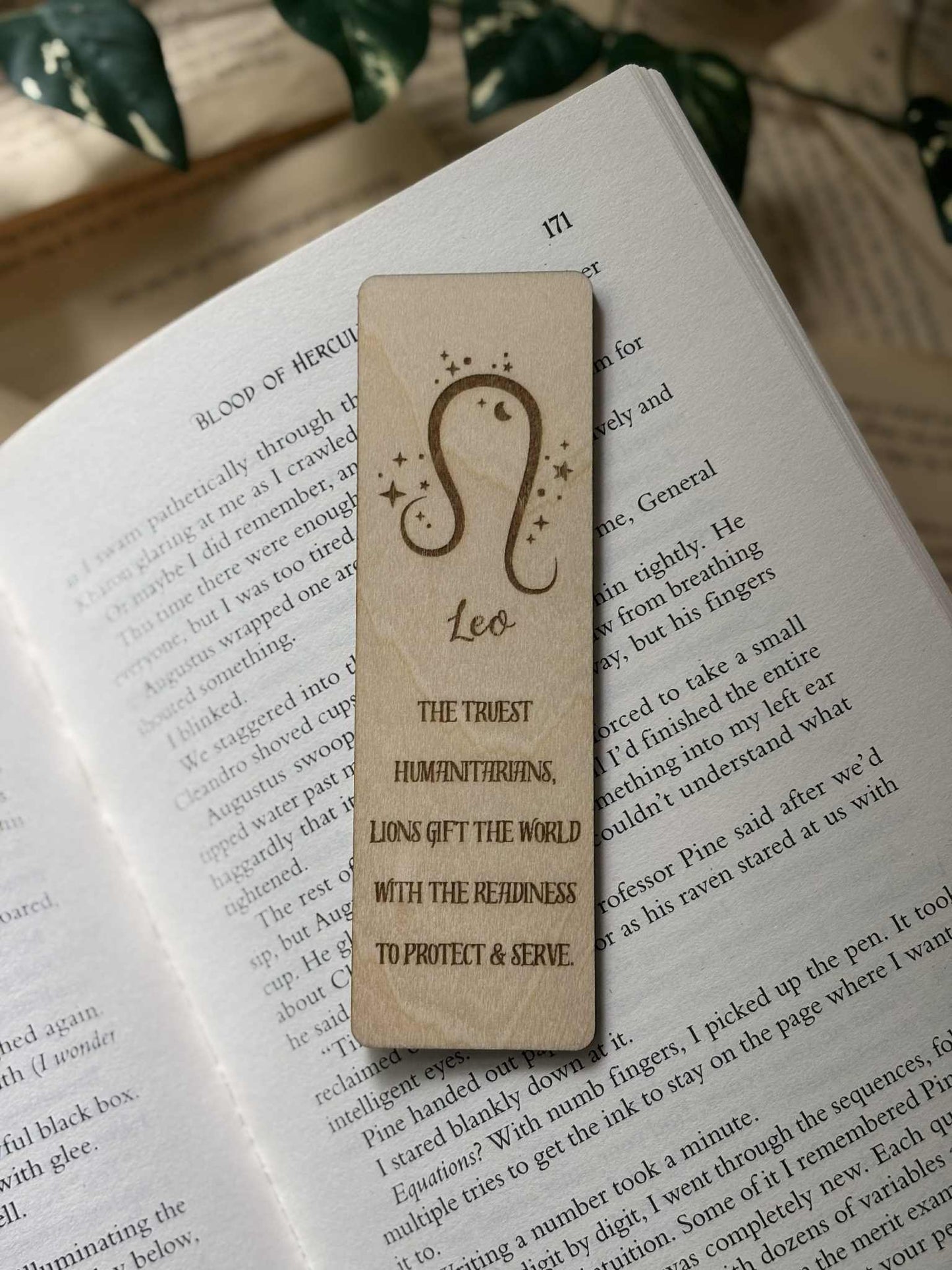 Leo - Bokmerke i tre