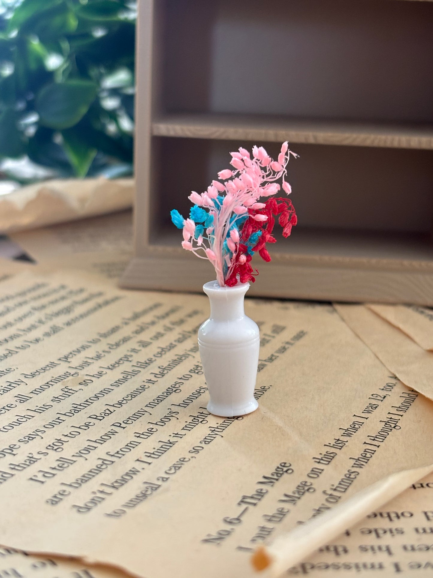 Mini vase med fargerike blomster til Miniatyr bokhylle