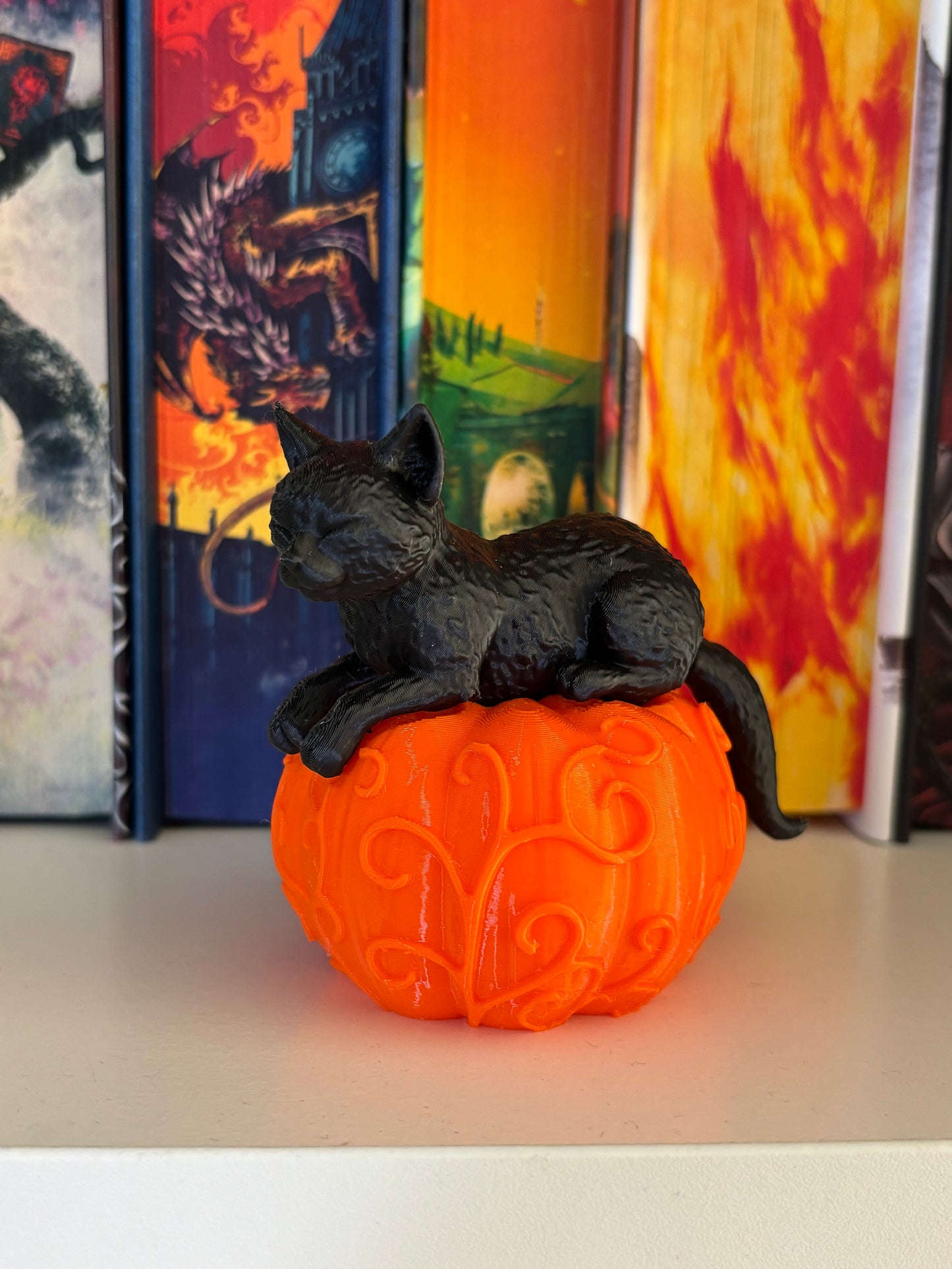 Cat lying on pumpkin Halloween dekorasjon