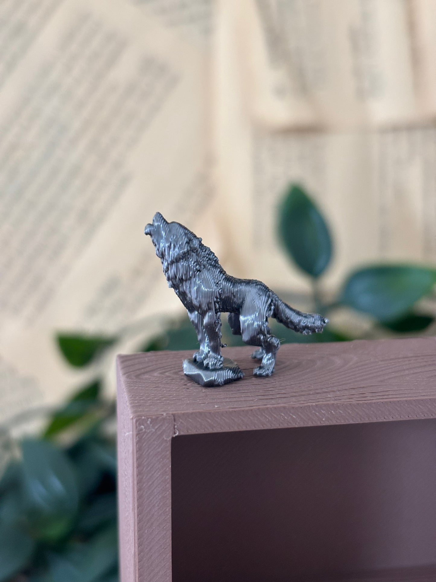 Statue av ulv til minibokhylle