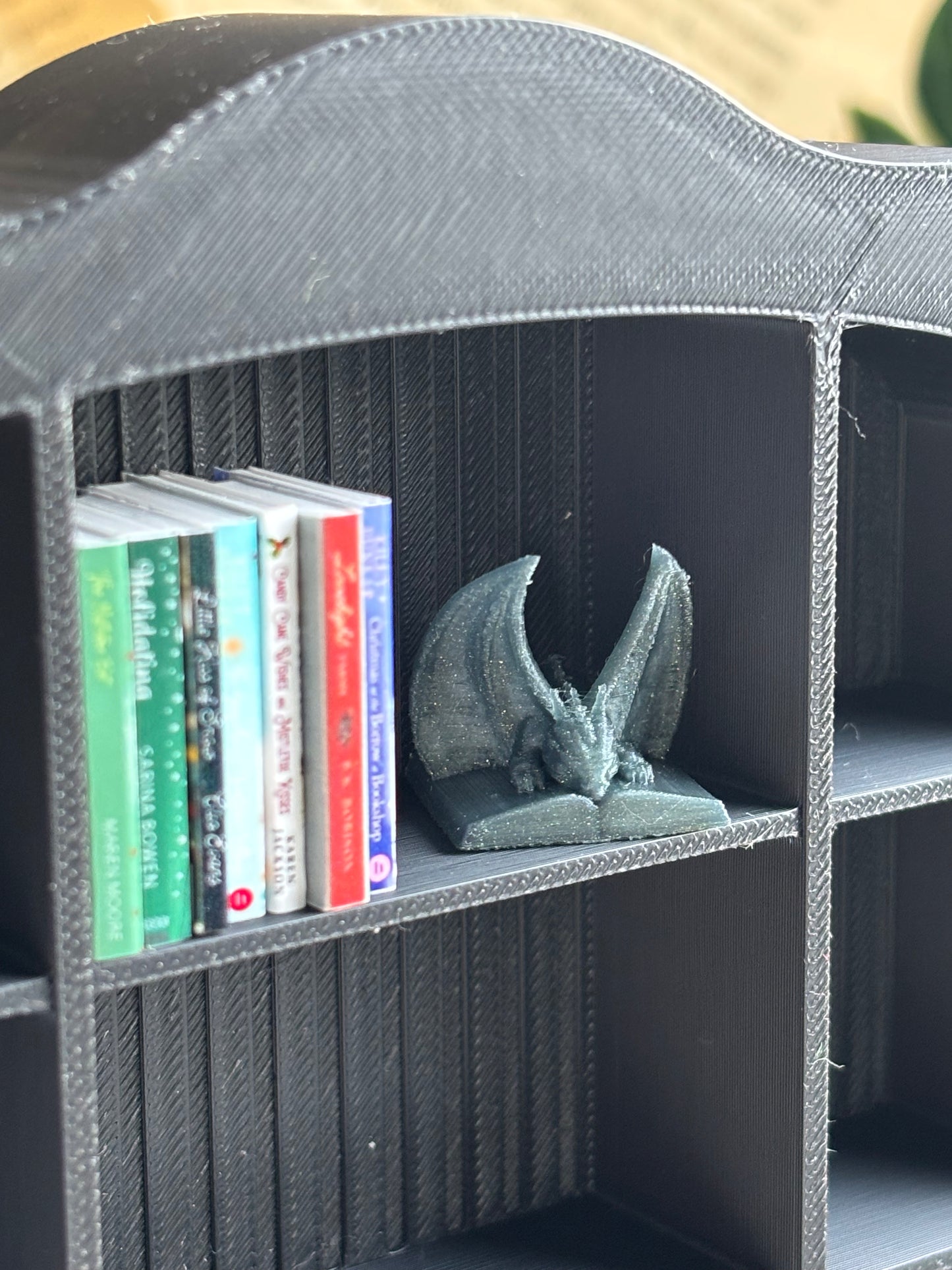 Drage på bok - Miniatyr Book Nook til Mini Bokhylle