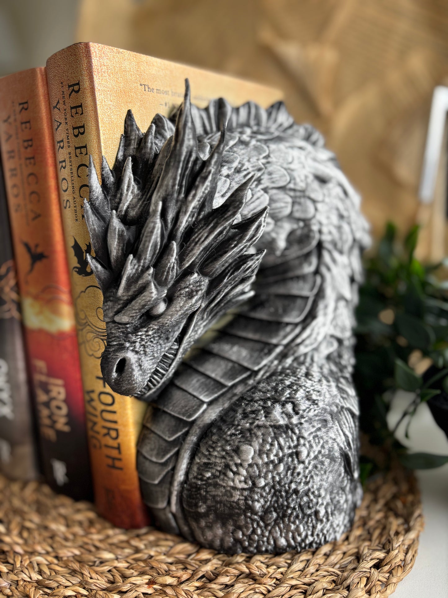 Silver Elder Spine Dragon Bokstøtte
