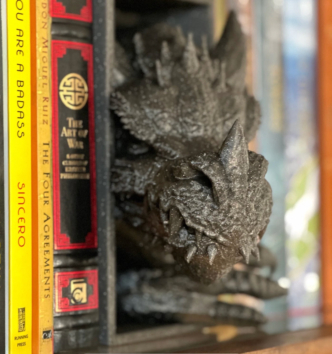 Book Nook - Drage med klør (B-Vare)