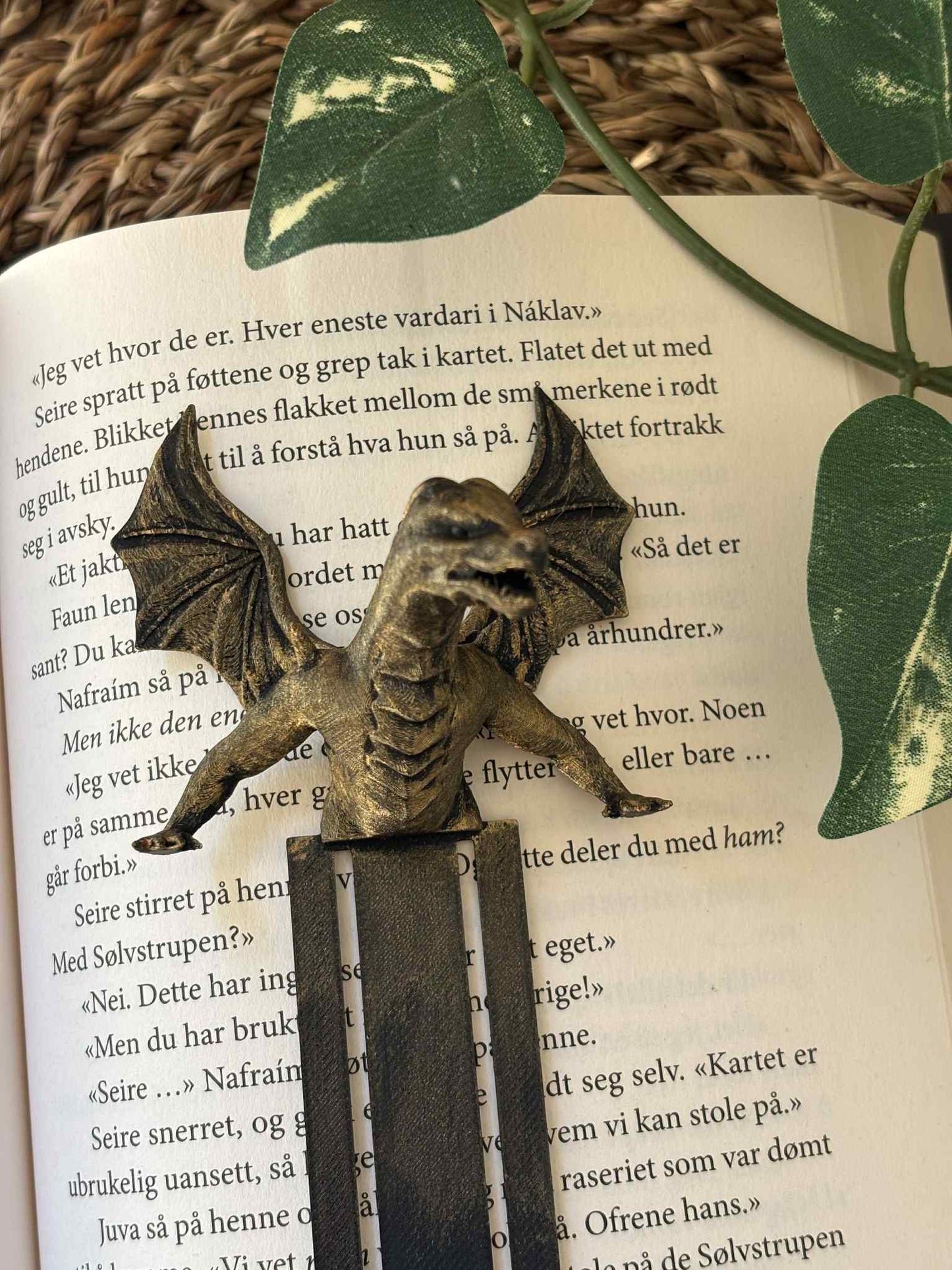 Gold Painted Dragon Emerging Bokmerke