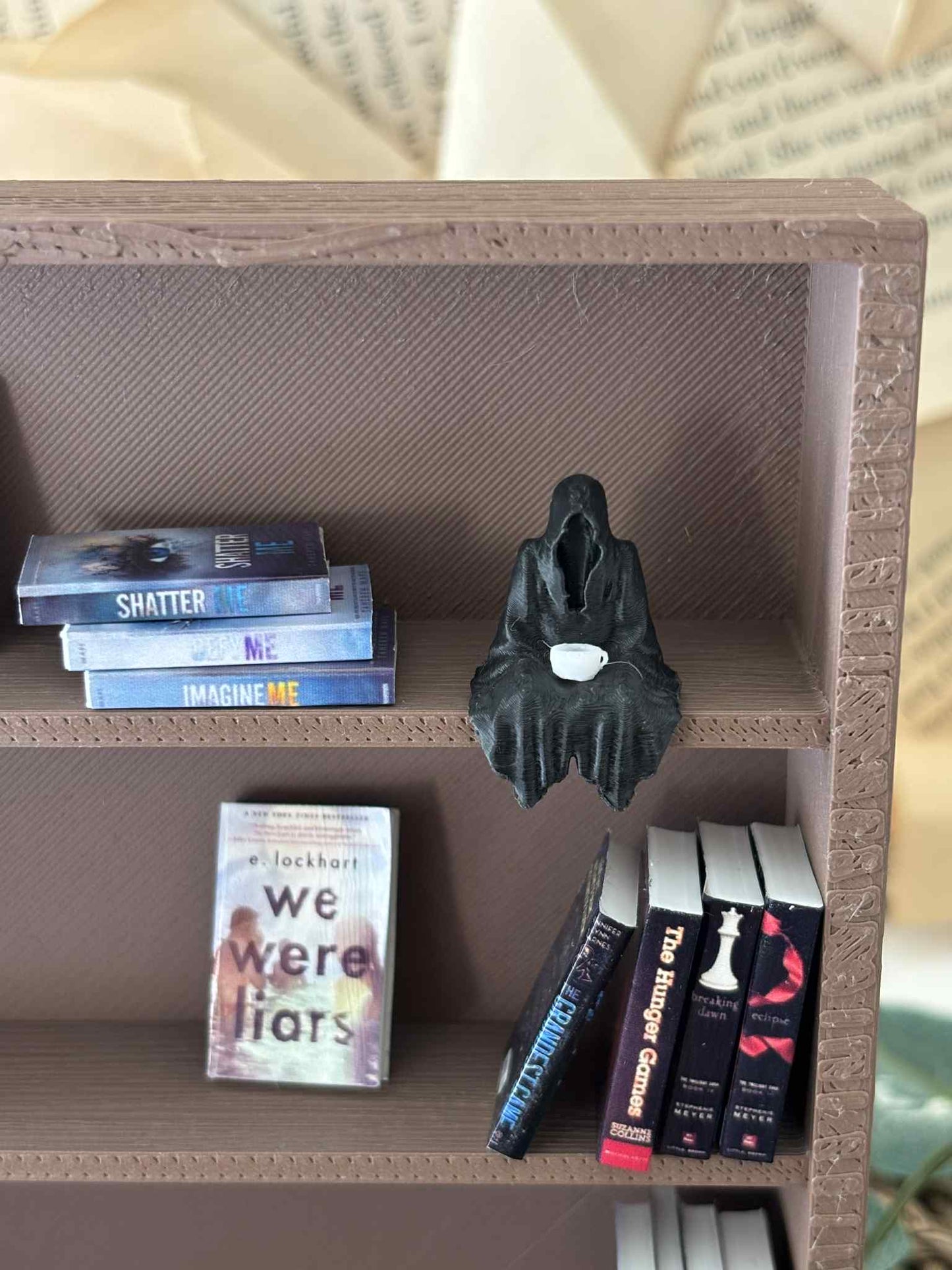 Mini Suriel til Miniatyr bokhylle