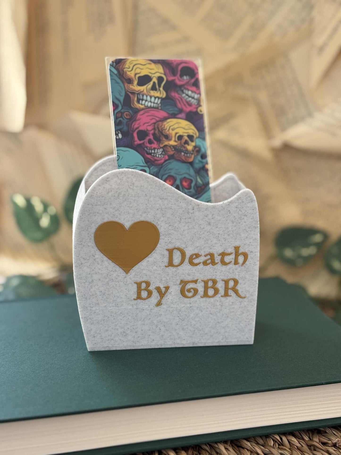 Death By TBR - Penneholder / Bokmerkeholder