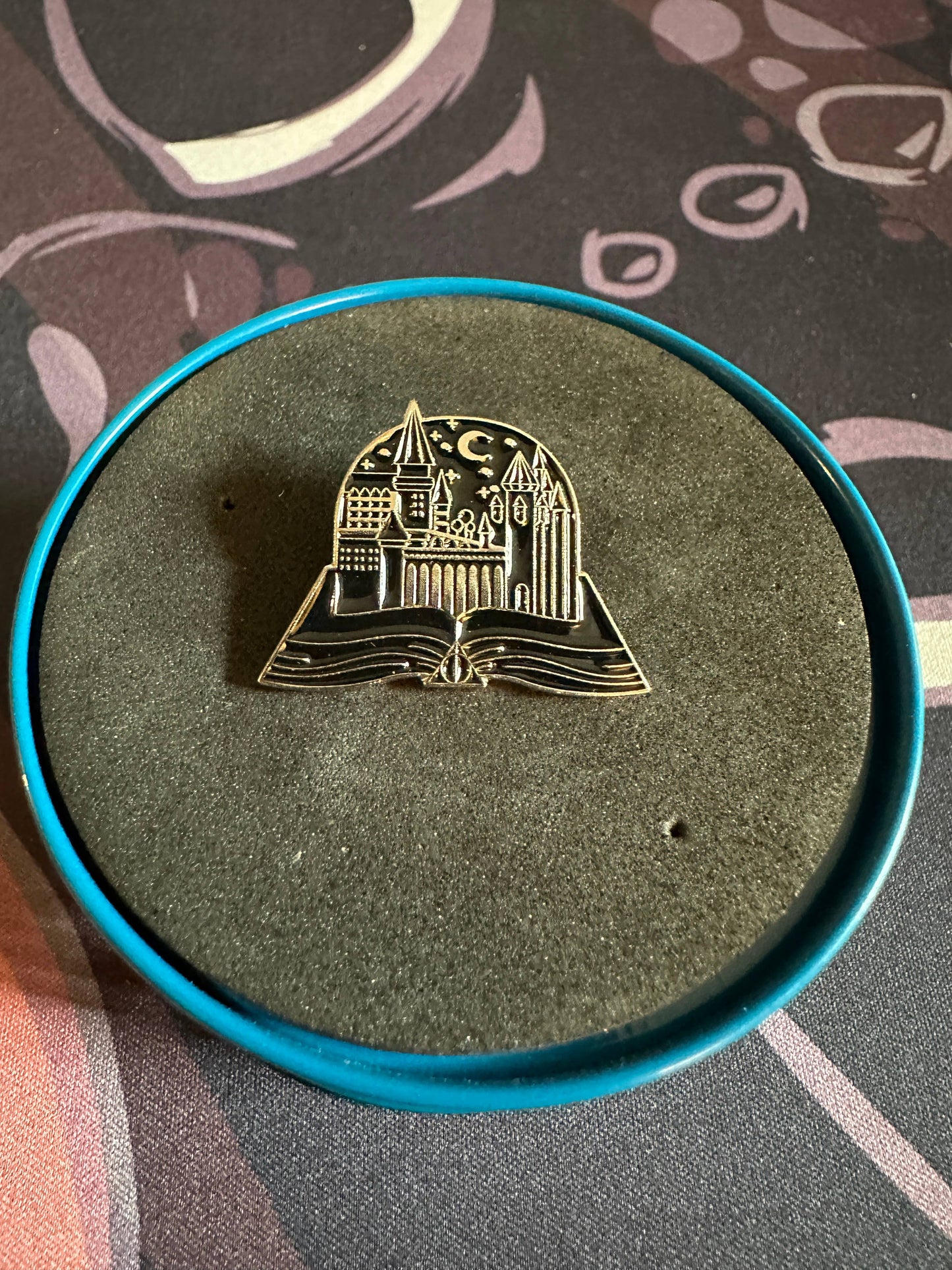 Hogwarts Castle Enamel Pin - Harry Potter - Deathly Hallows