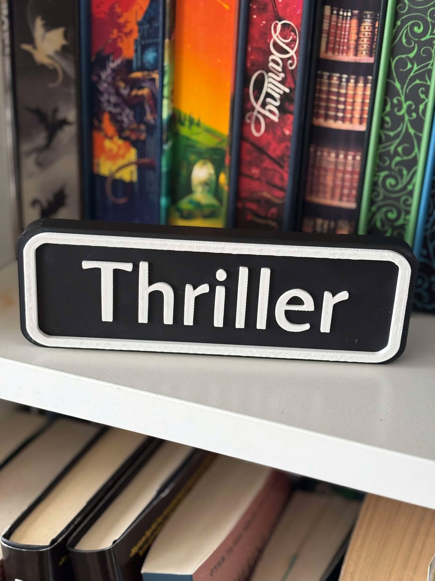 Bookish Thriller Skilt