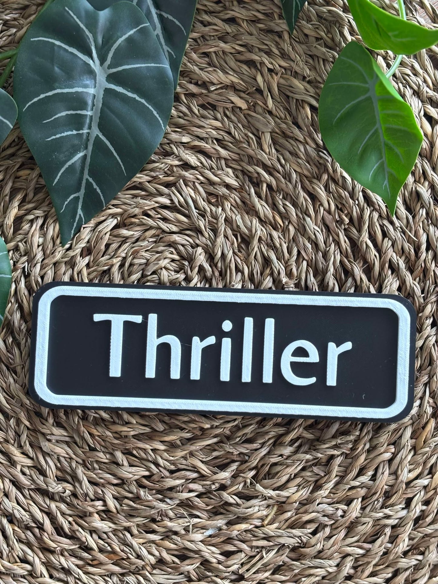 Bookish Thriller Skilt