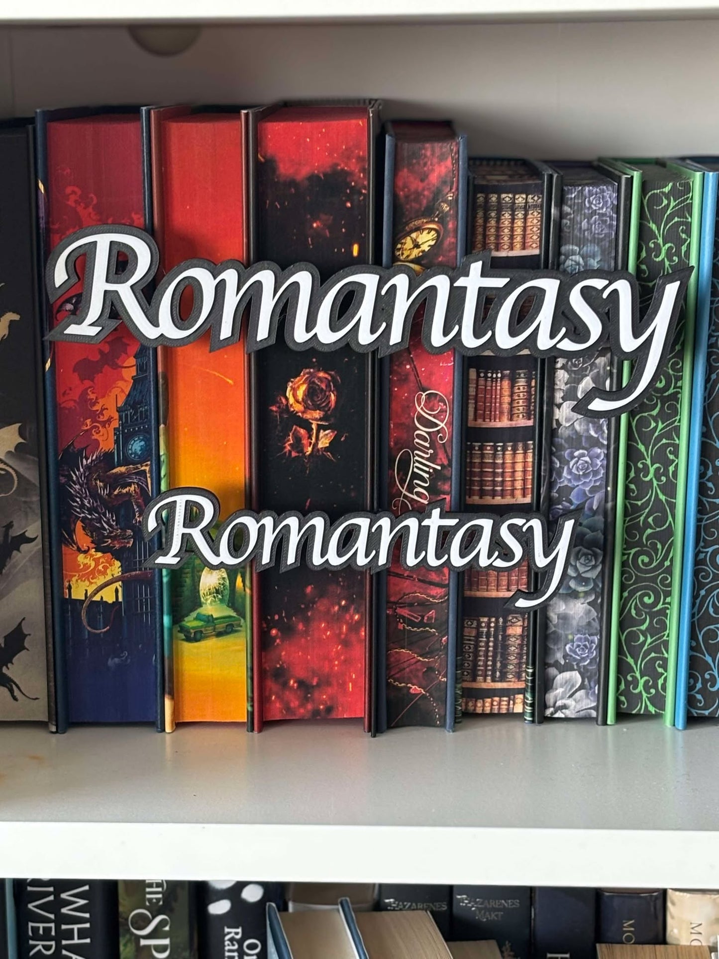 Romantasy Peek Out Skilt