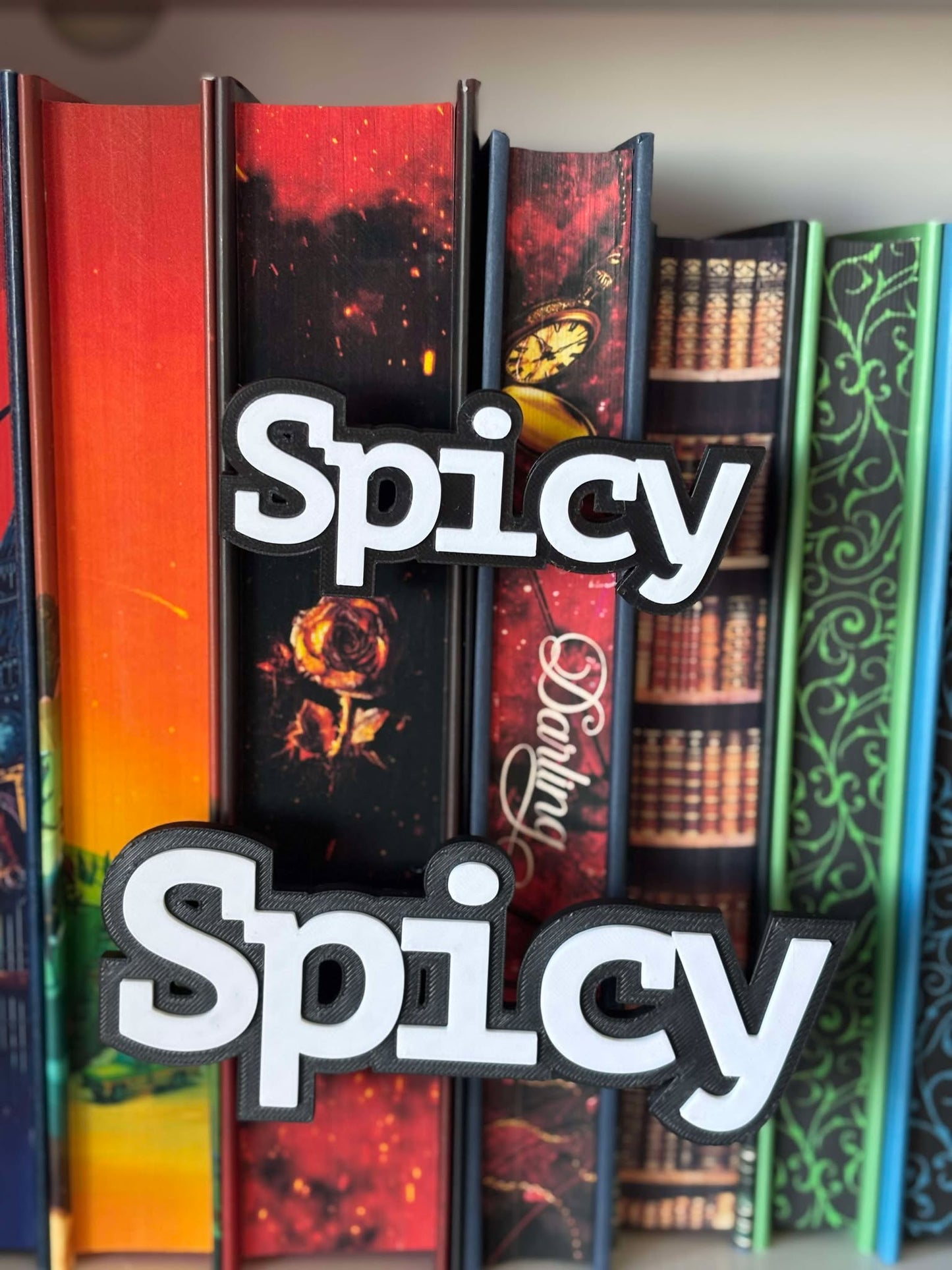 Spicy Peek Out Skilt