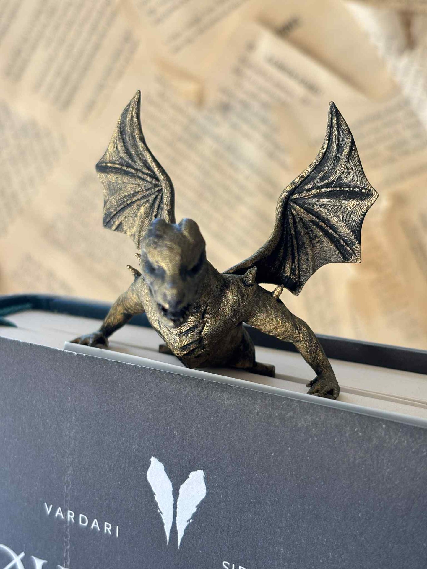 Gold Painted Dragon Emerging Bokmerke