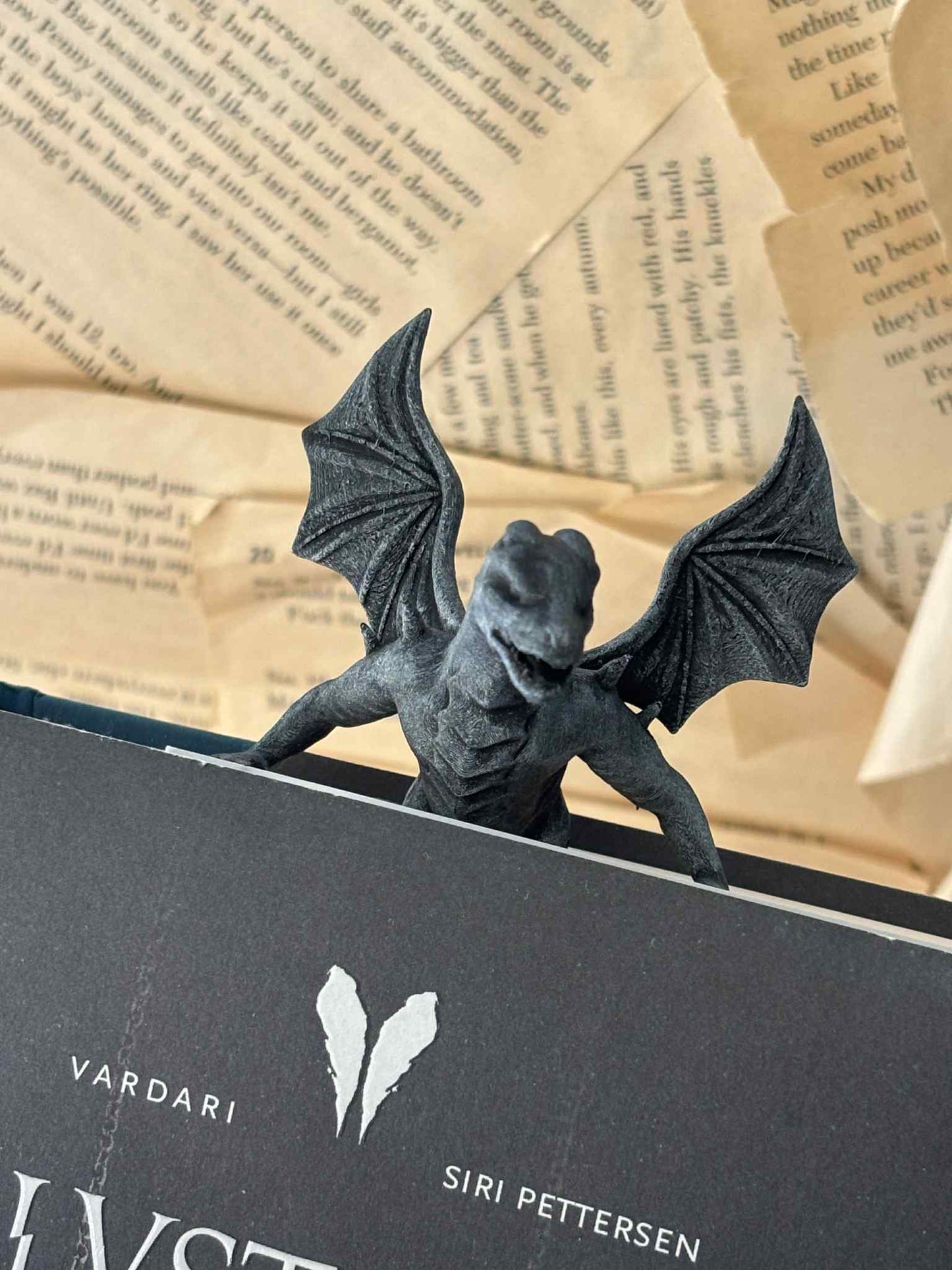 Silver Painted Dragon Emerging Bokmerke