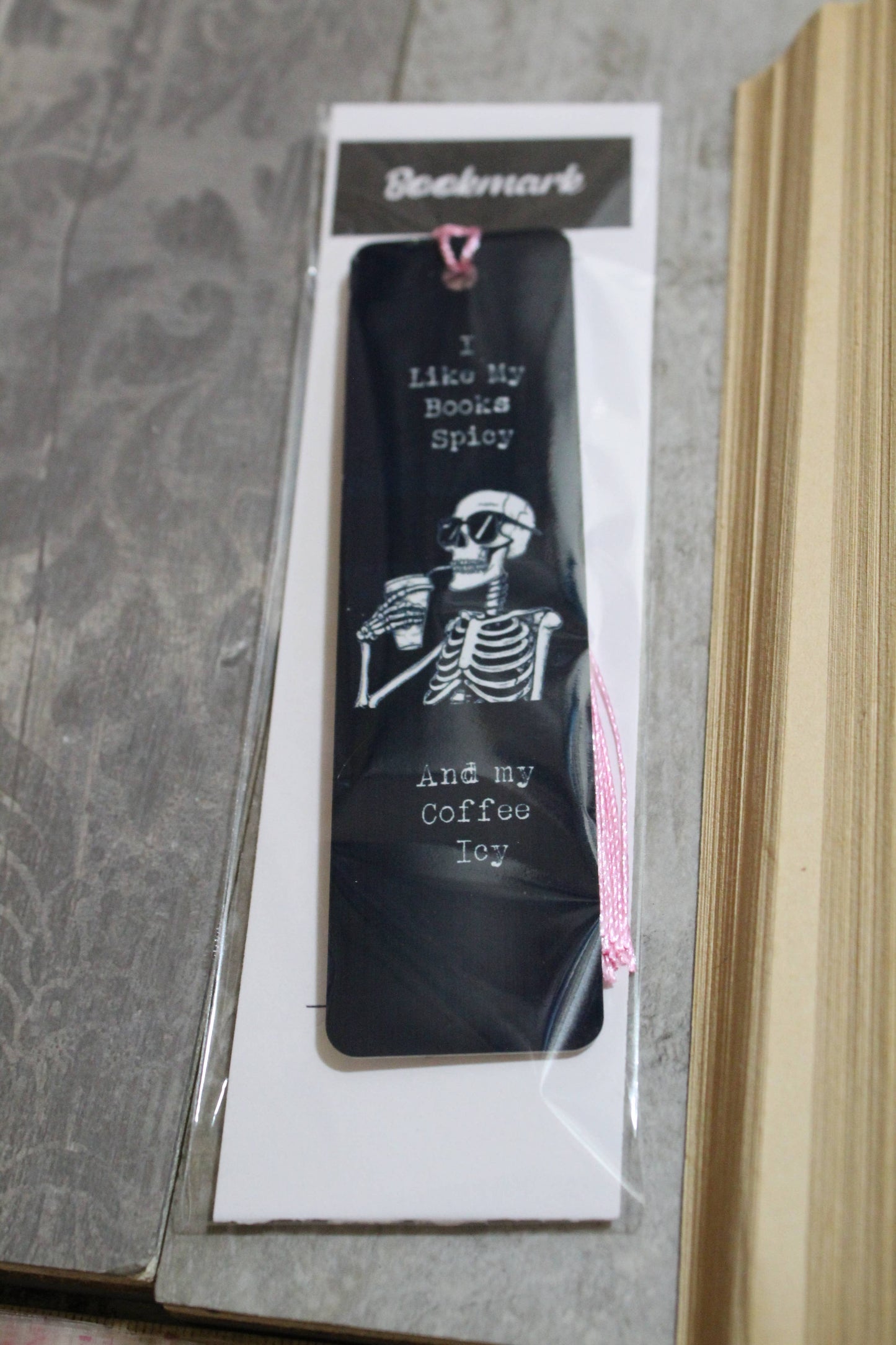 I Like My Books Spicy and My Coffee Icy - Bokmerke i metall