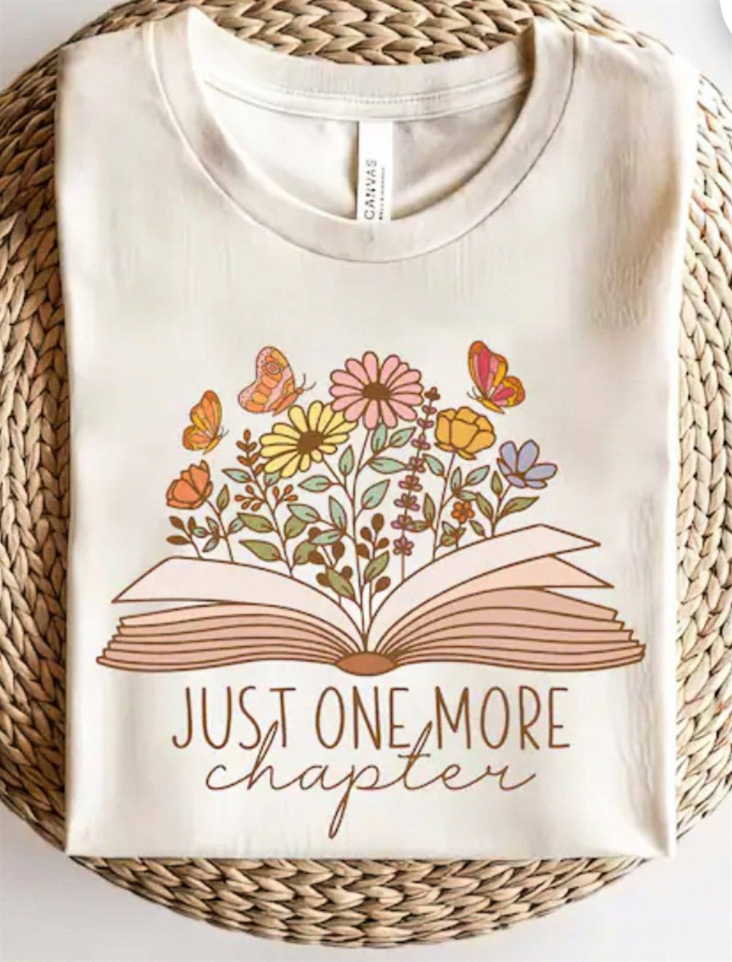 Just One More Chapter Book With Flowers T-skjorte