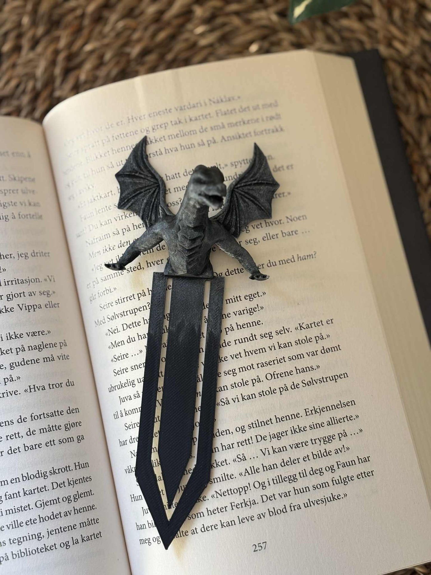 Silver Painted Dragon Emerging Bokmerke