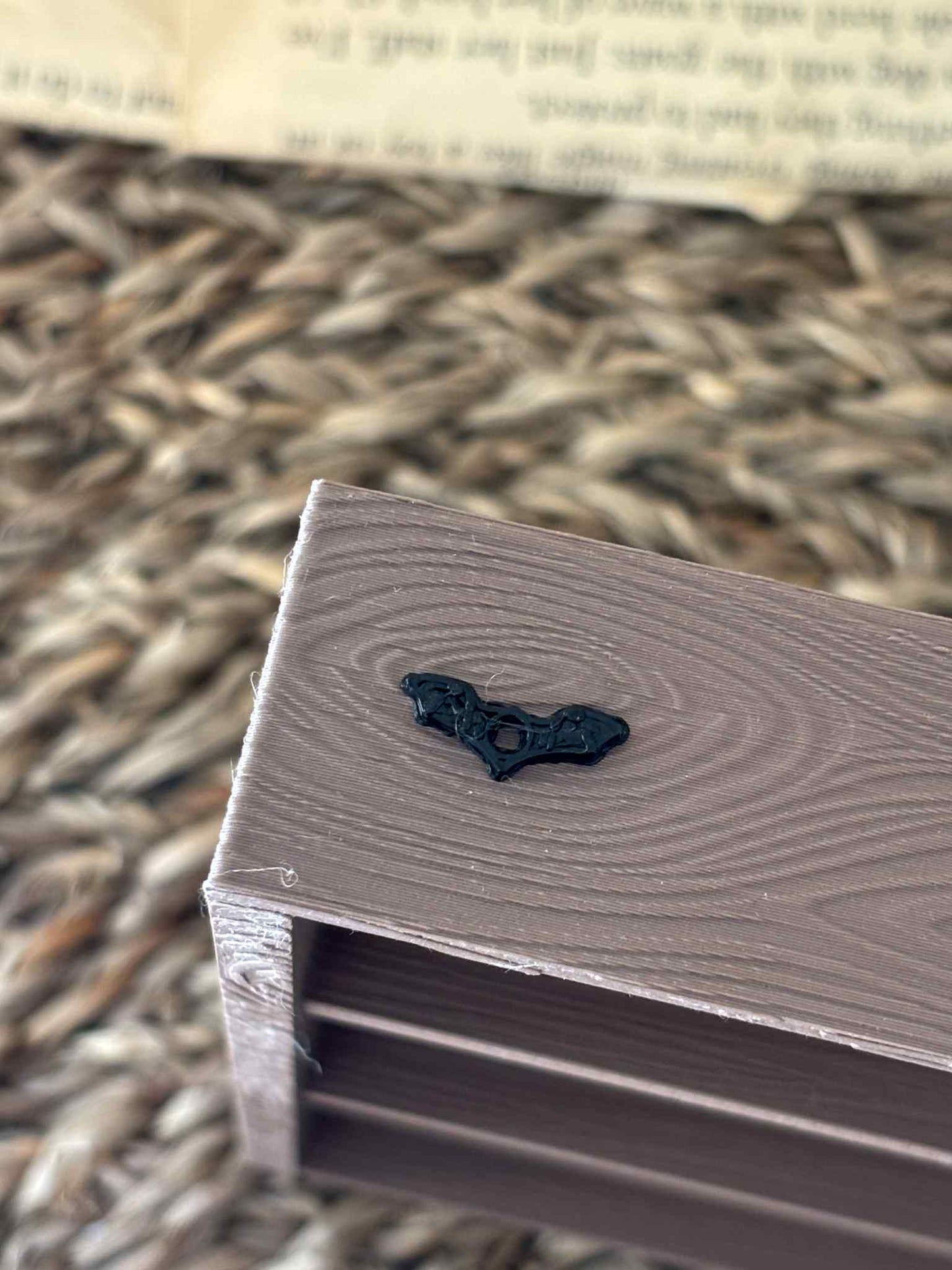 Mini Batwing Sideholder til Miniatyr bokhylle