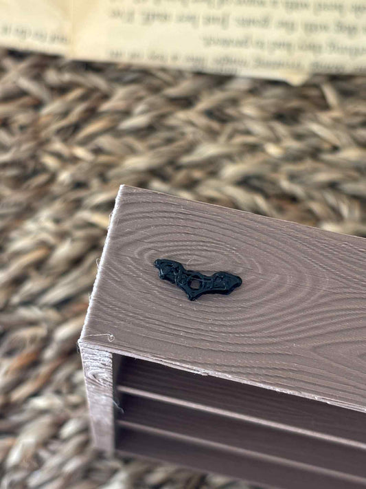 Mini Batwing Sideholder til Miniatyr bokhylle