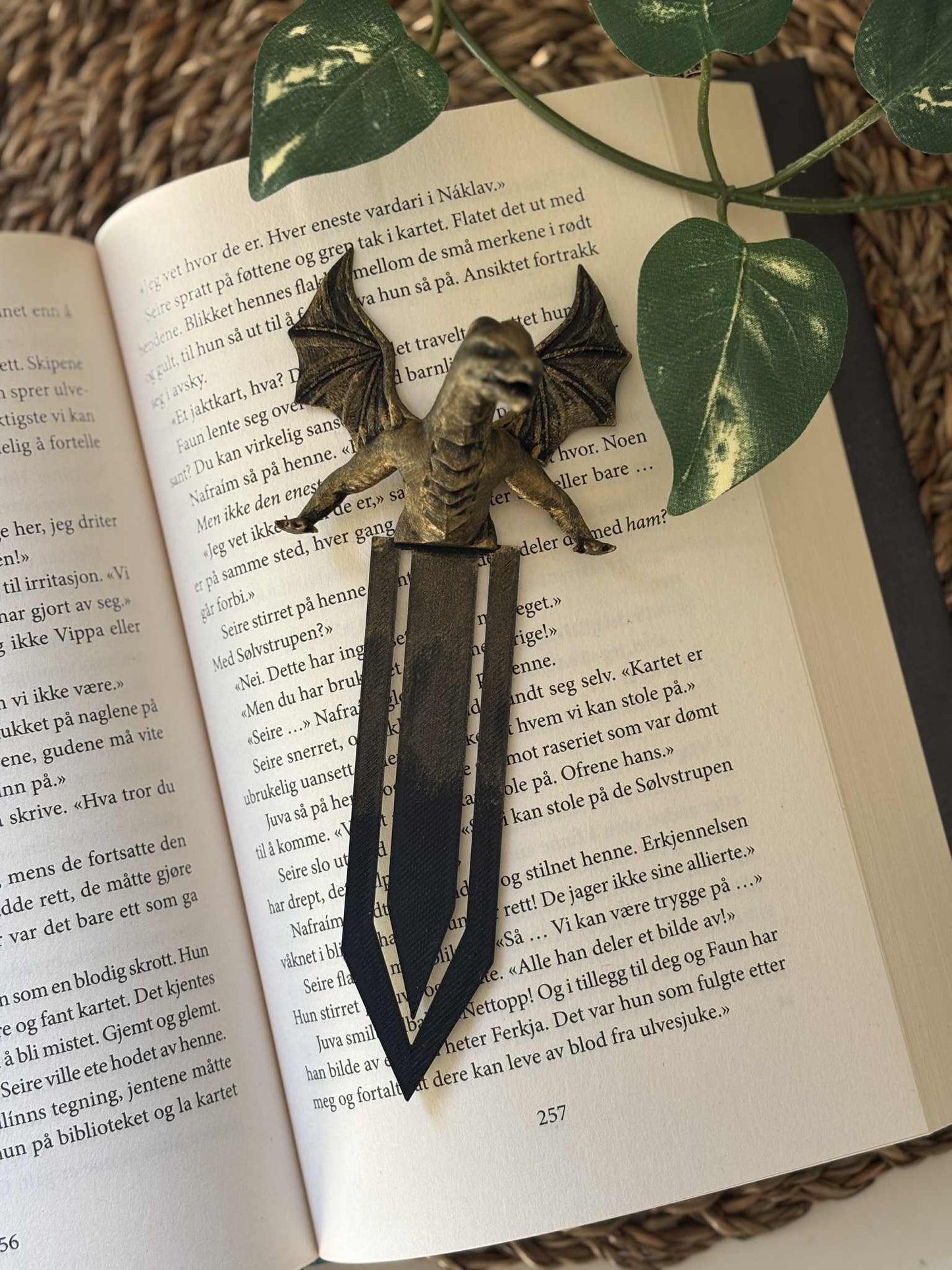 Gold Painted Dragon Emerging Bokmerke