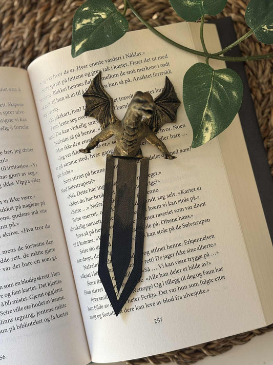 Gold Painted Dragon Emerging Bokmerke