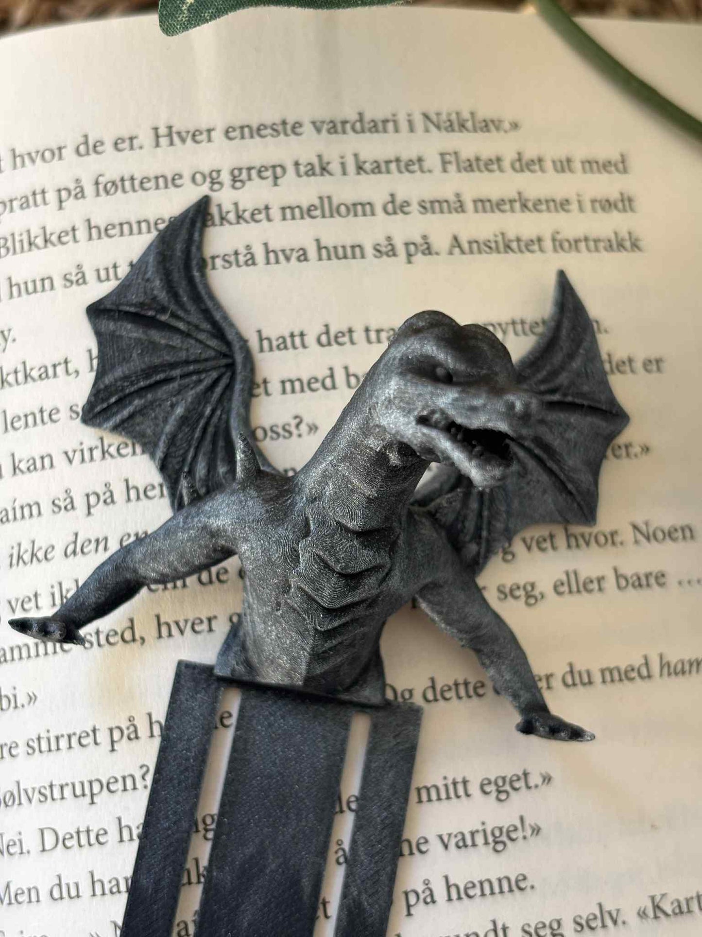 Silver Painted Dragon Emerging Bokmerke