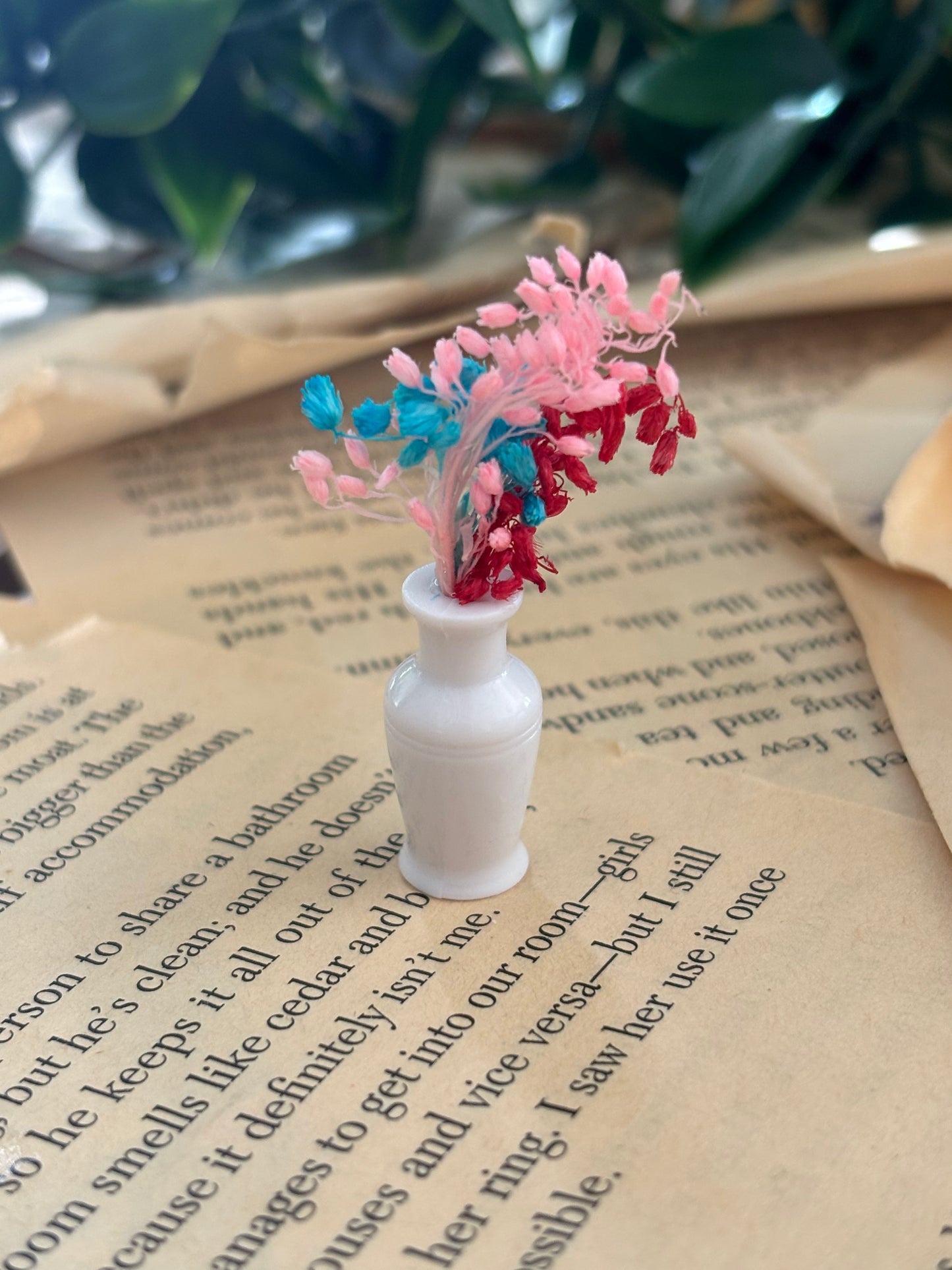 Mini vase med fargerike blomster til Miniatyr bokhylle