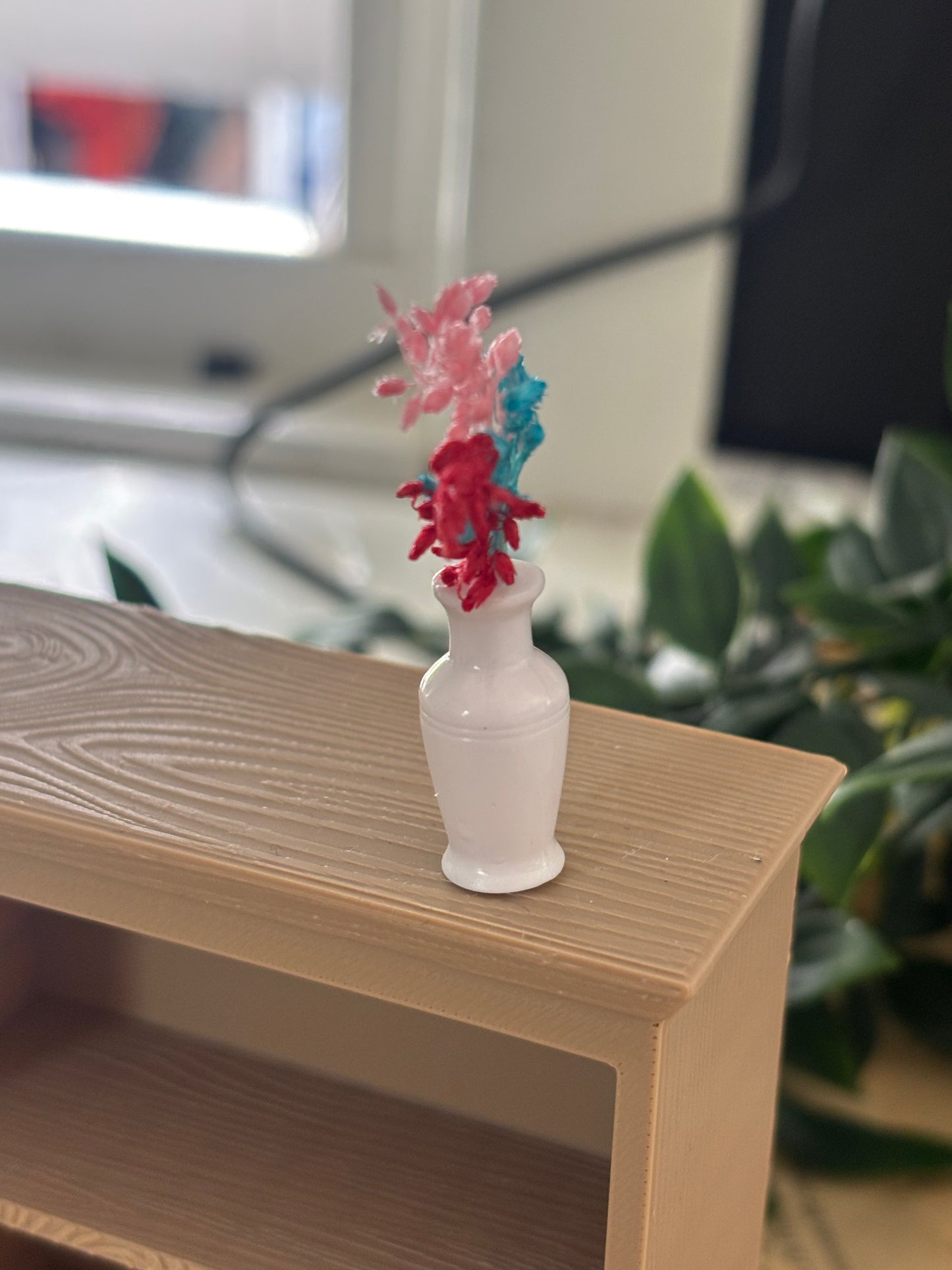 Mini vase med fargerike blomster til Miniatyr bokhylle