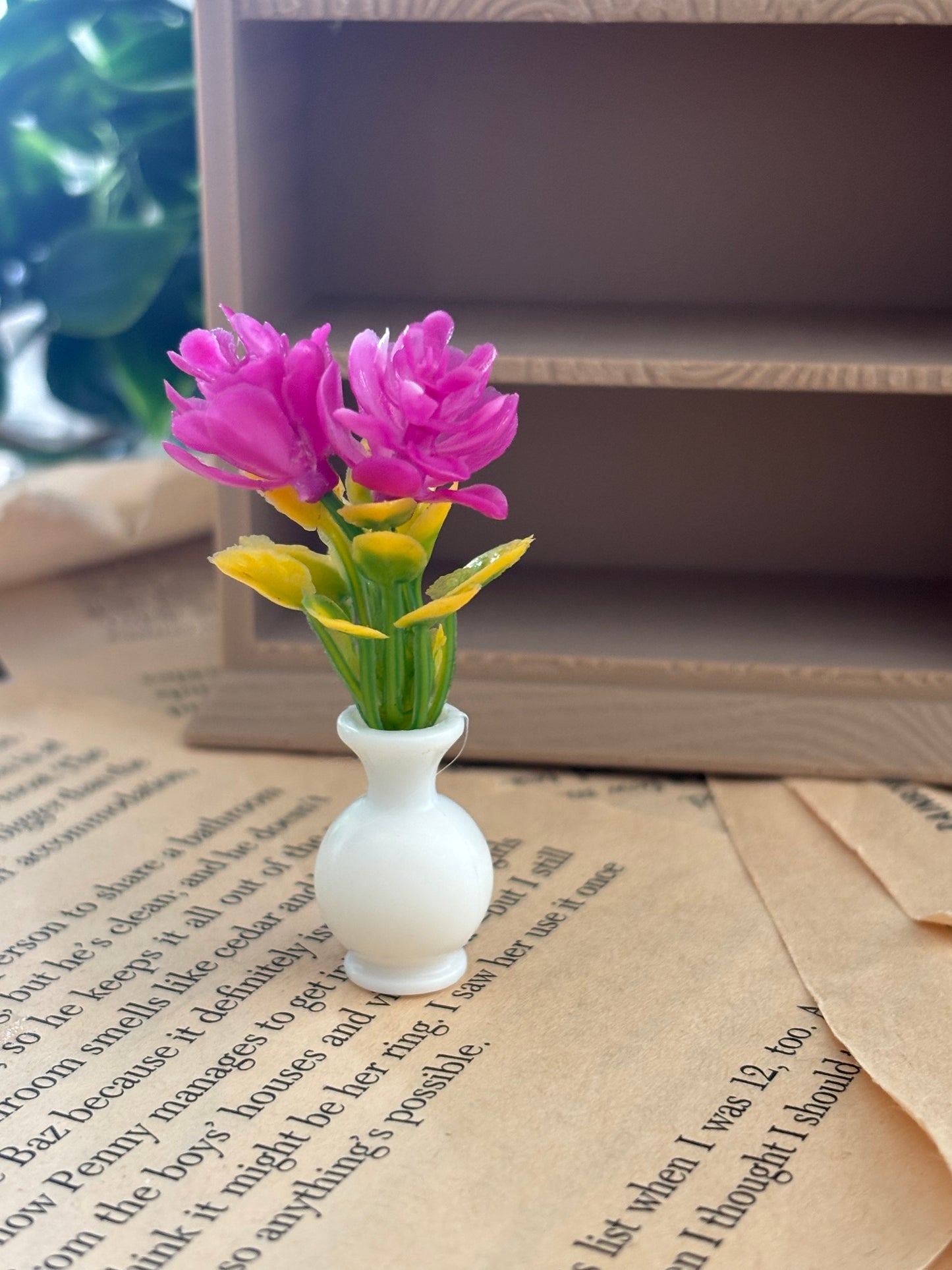 Mini vase med blomster til Miniatyr bokhylle