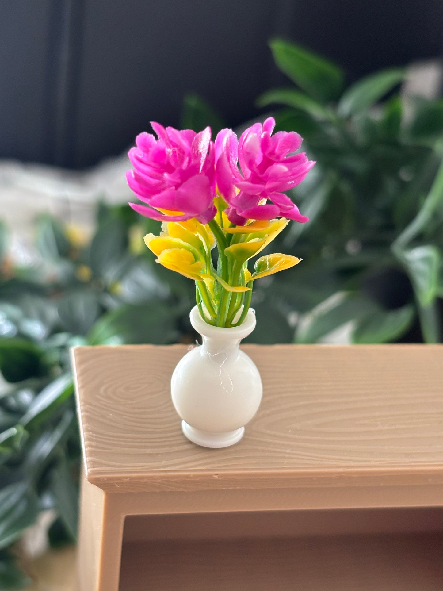 Mini vase med blomster til Miniatyr bokhylle