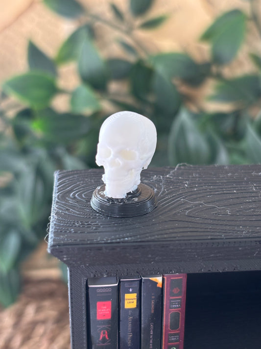 Skull on stand -  Miniatyr til mini bokhyller