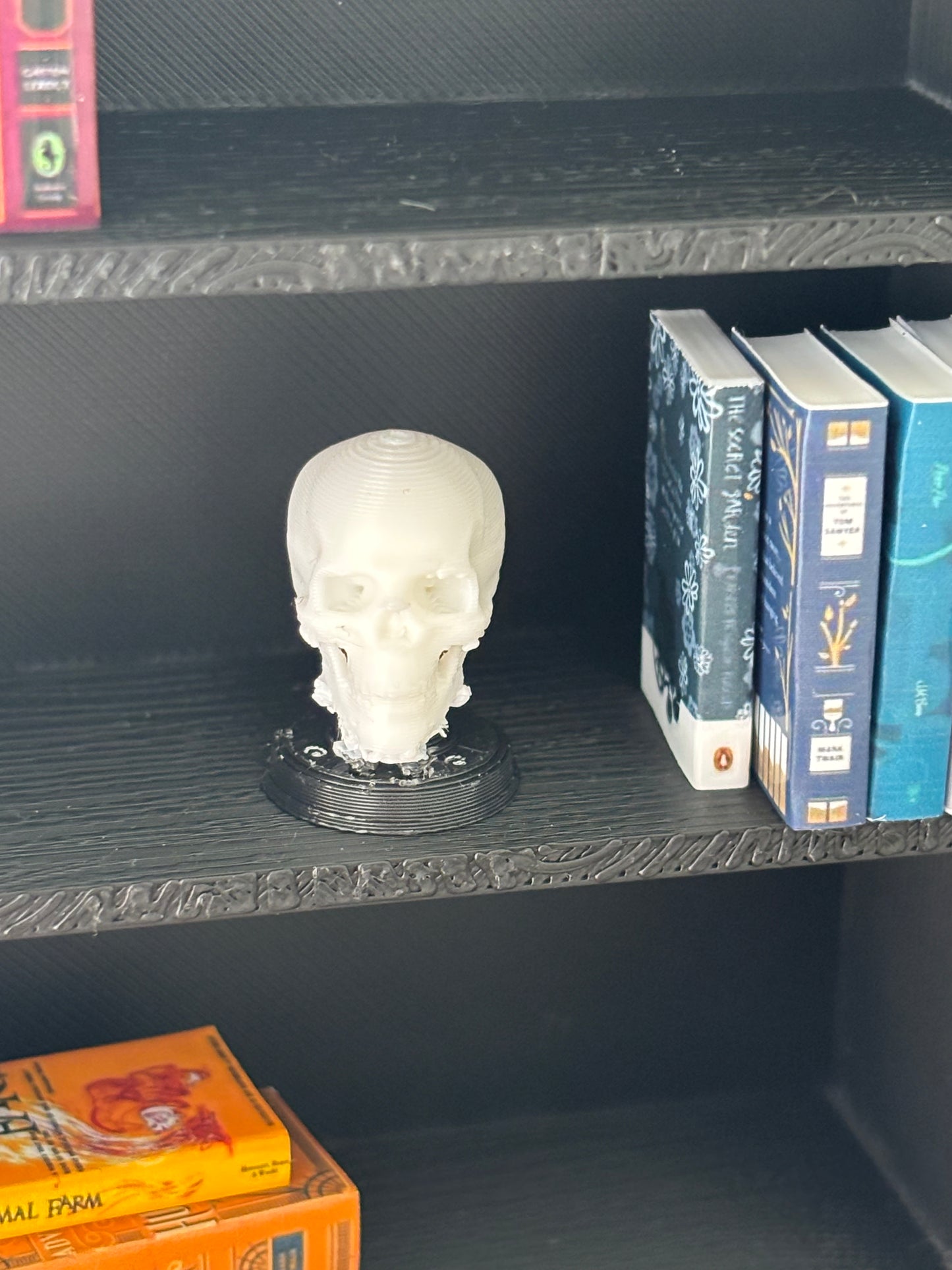 Skull on stand -  Miniatyr til mini bokhyller