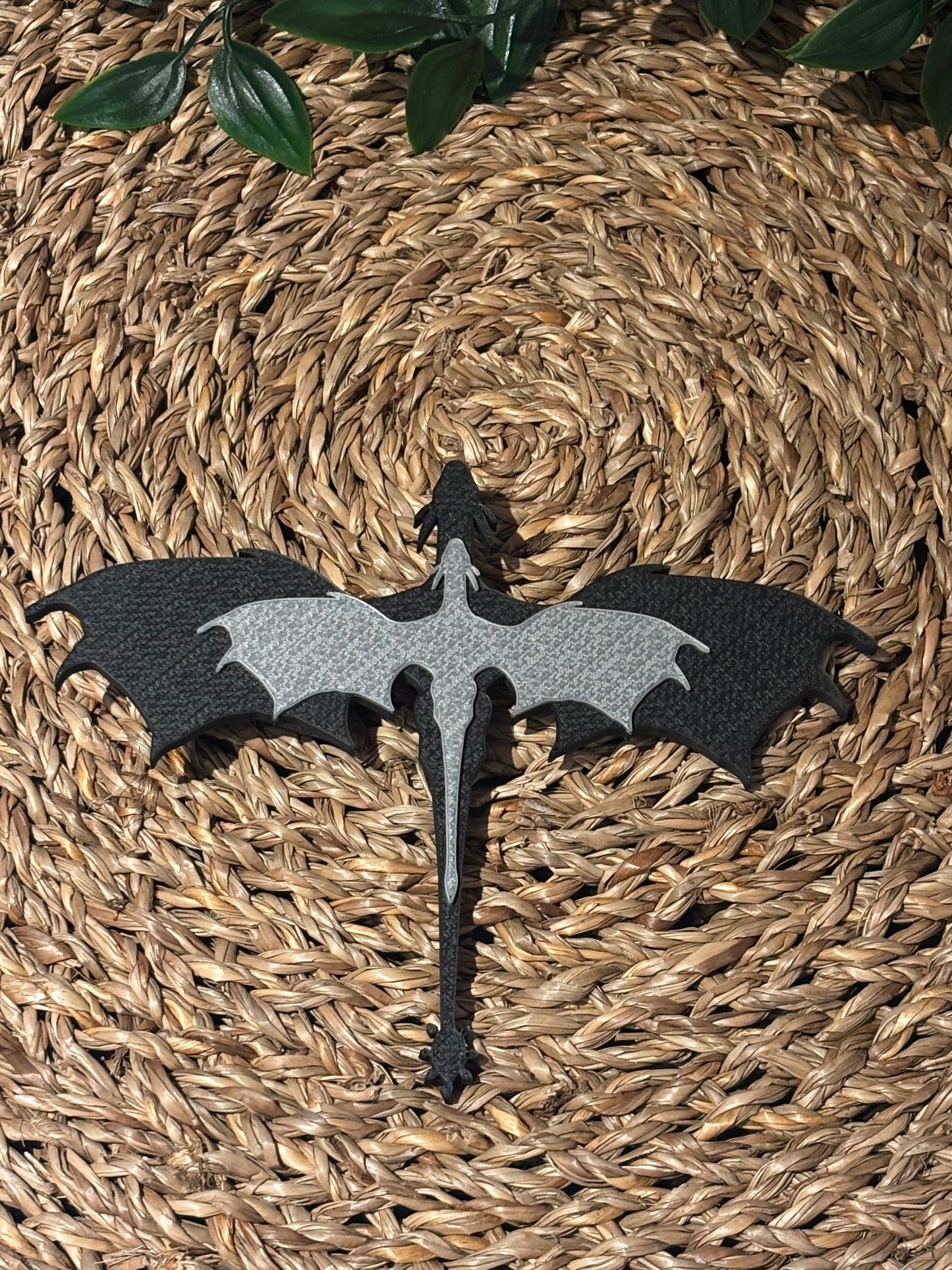 Flying Silver Dragons Peek Out Skilt