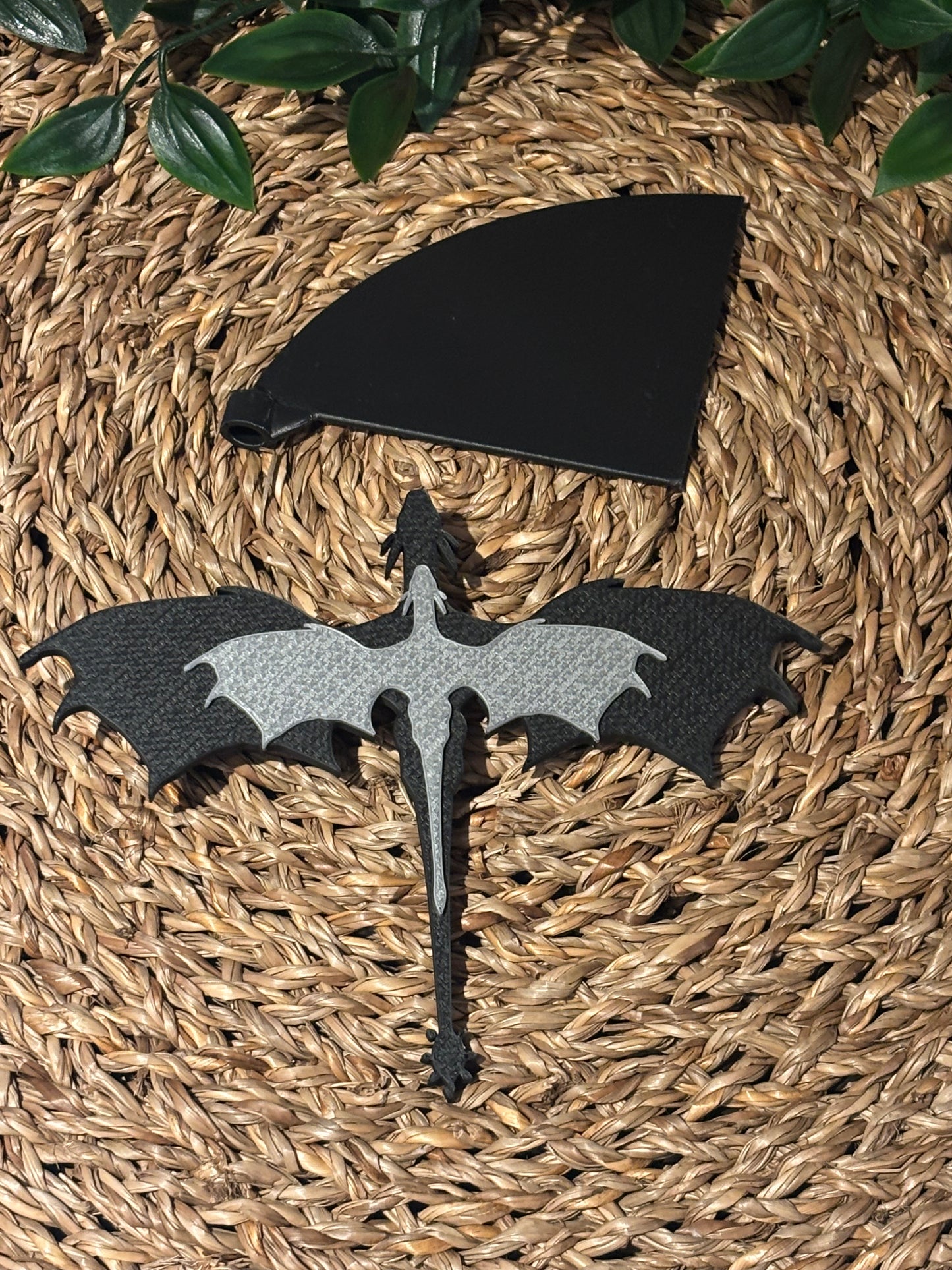 Flying Silver Dragons Peek Out Skilt