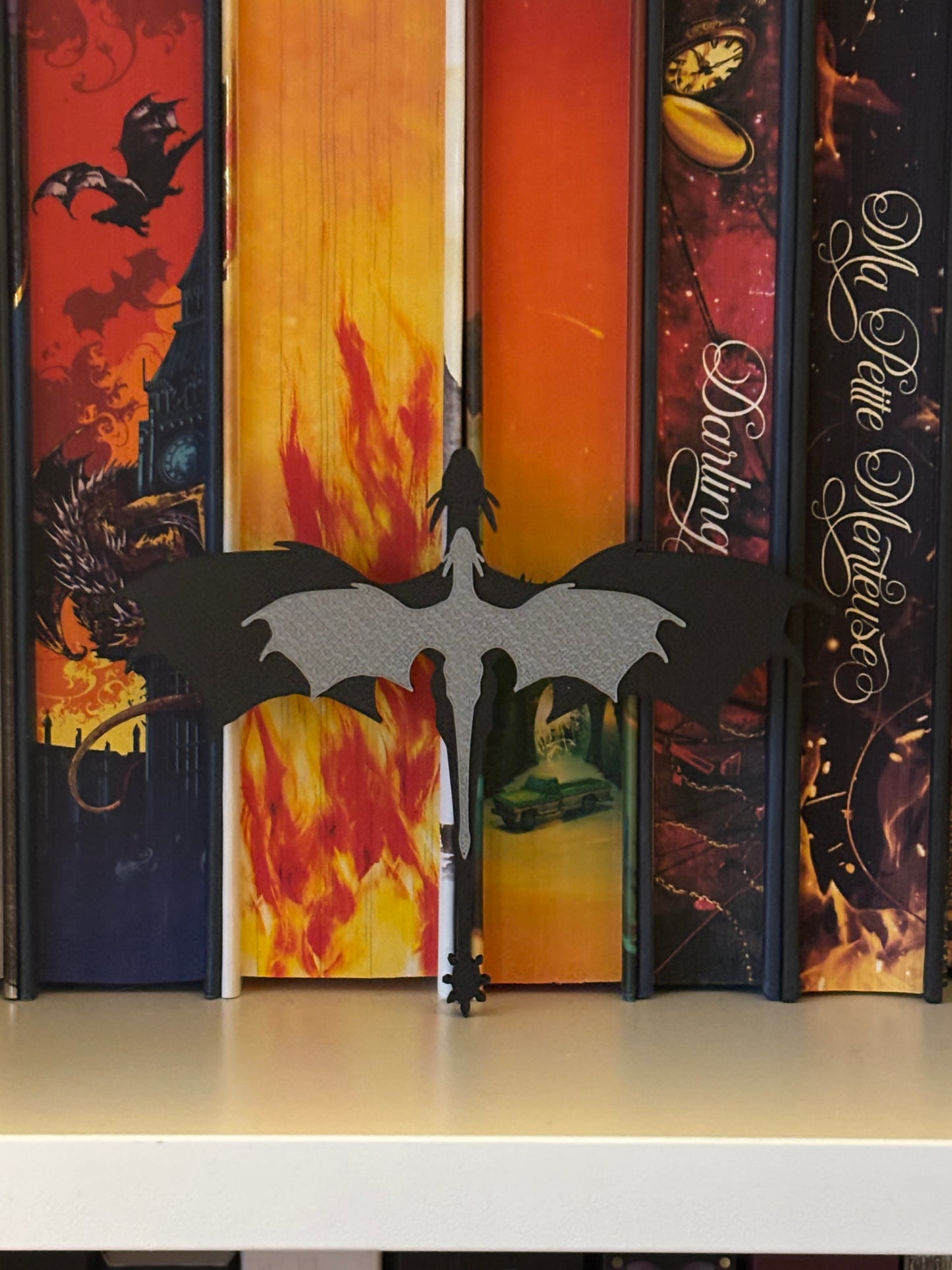 Flying Silver Dragons Peek Out Skilt