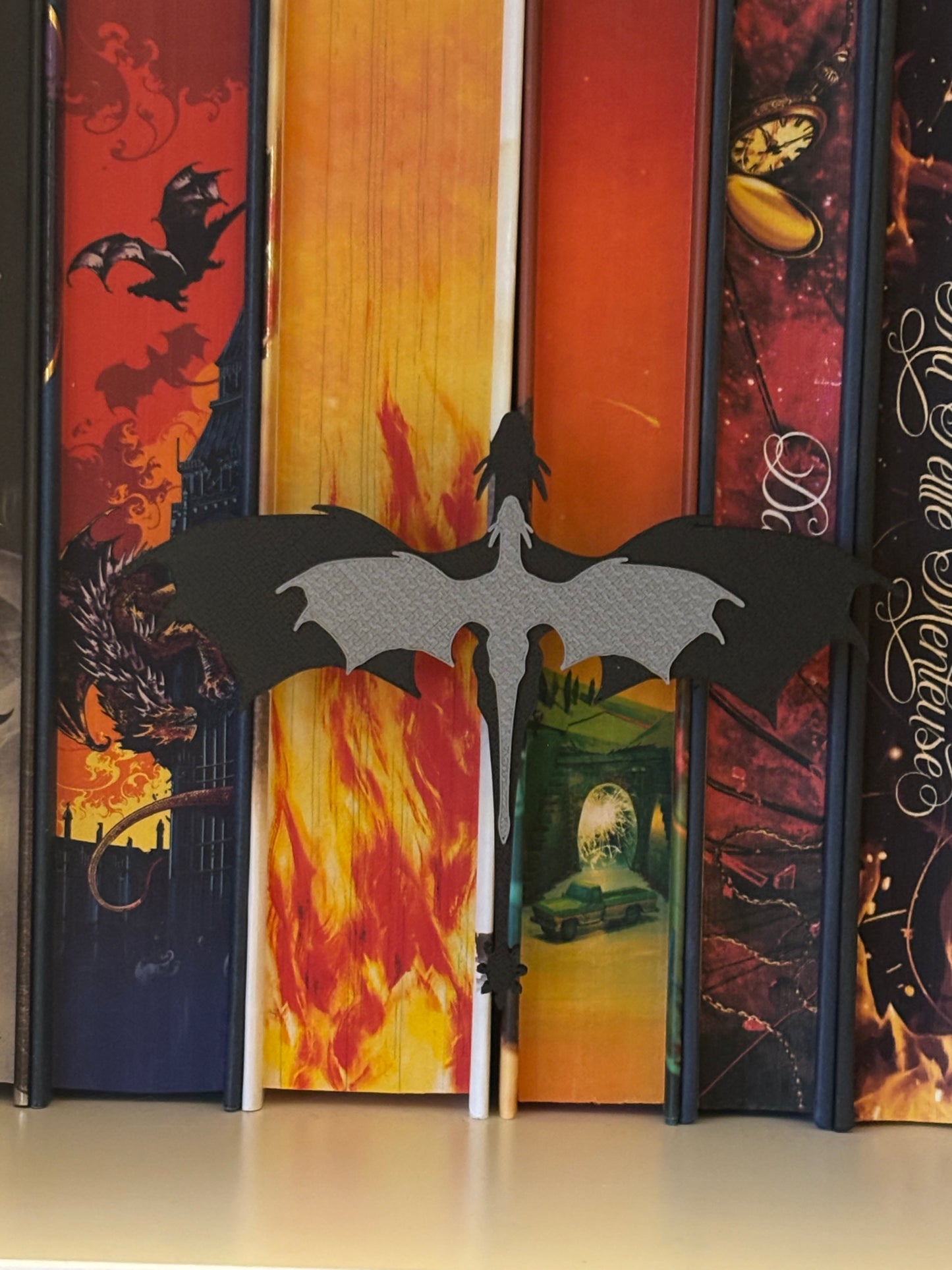 Flying Silver Dragons Peek Out Skilt