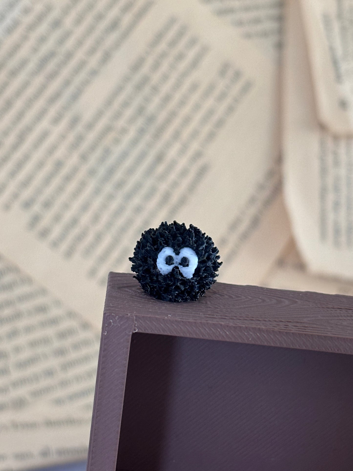 Mini Soot Sprite til Miniatyr bokhylle