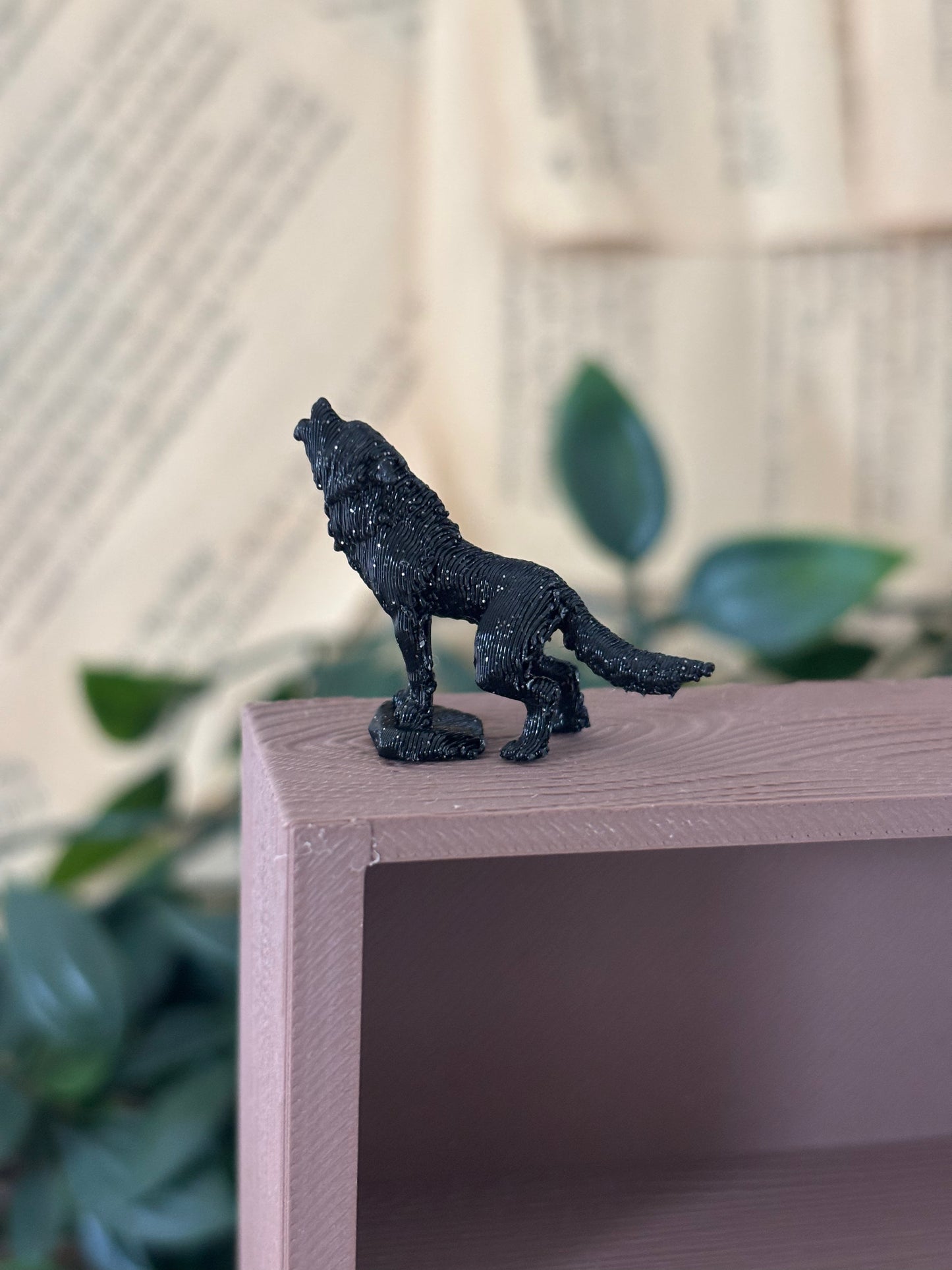 Statue av ulv til minibokhylle
