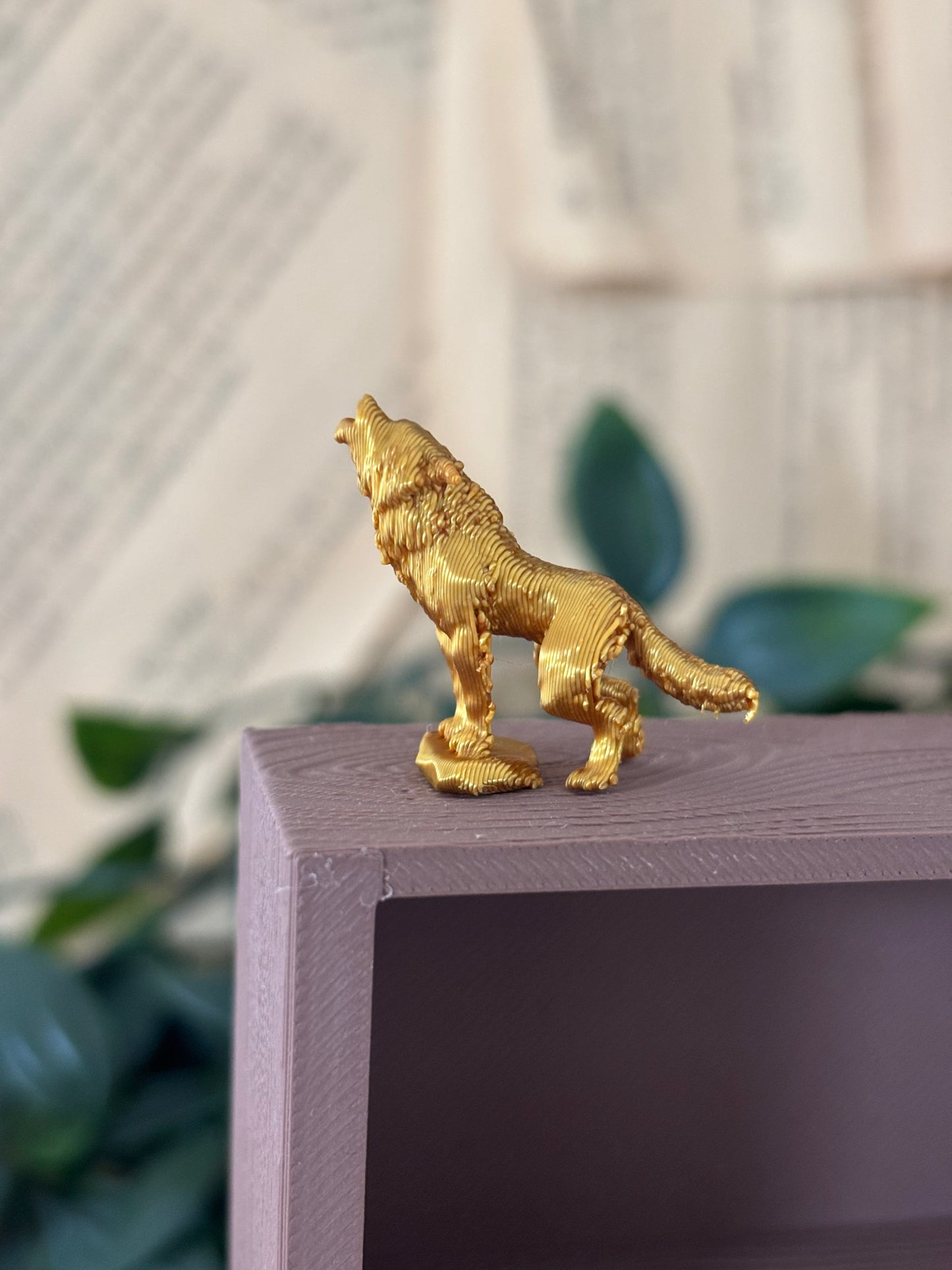 Statue av ulv til minibokhylle