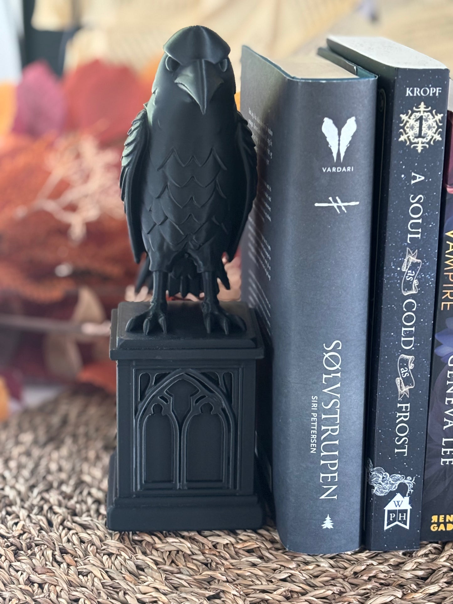 Bokstøtte - Raven on Square Block