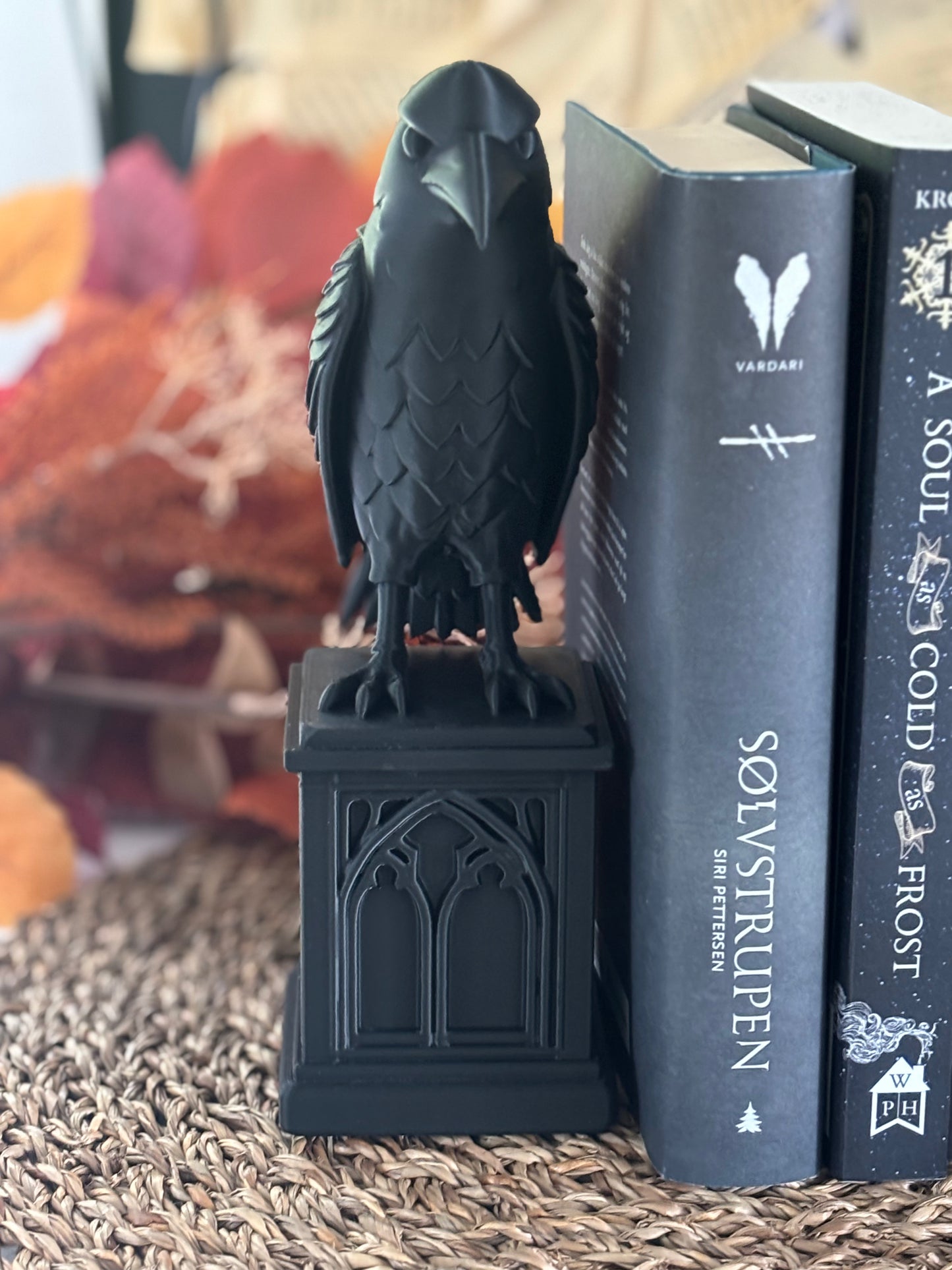 Bokstøtte - Raven on Square Block