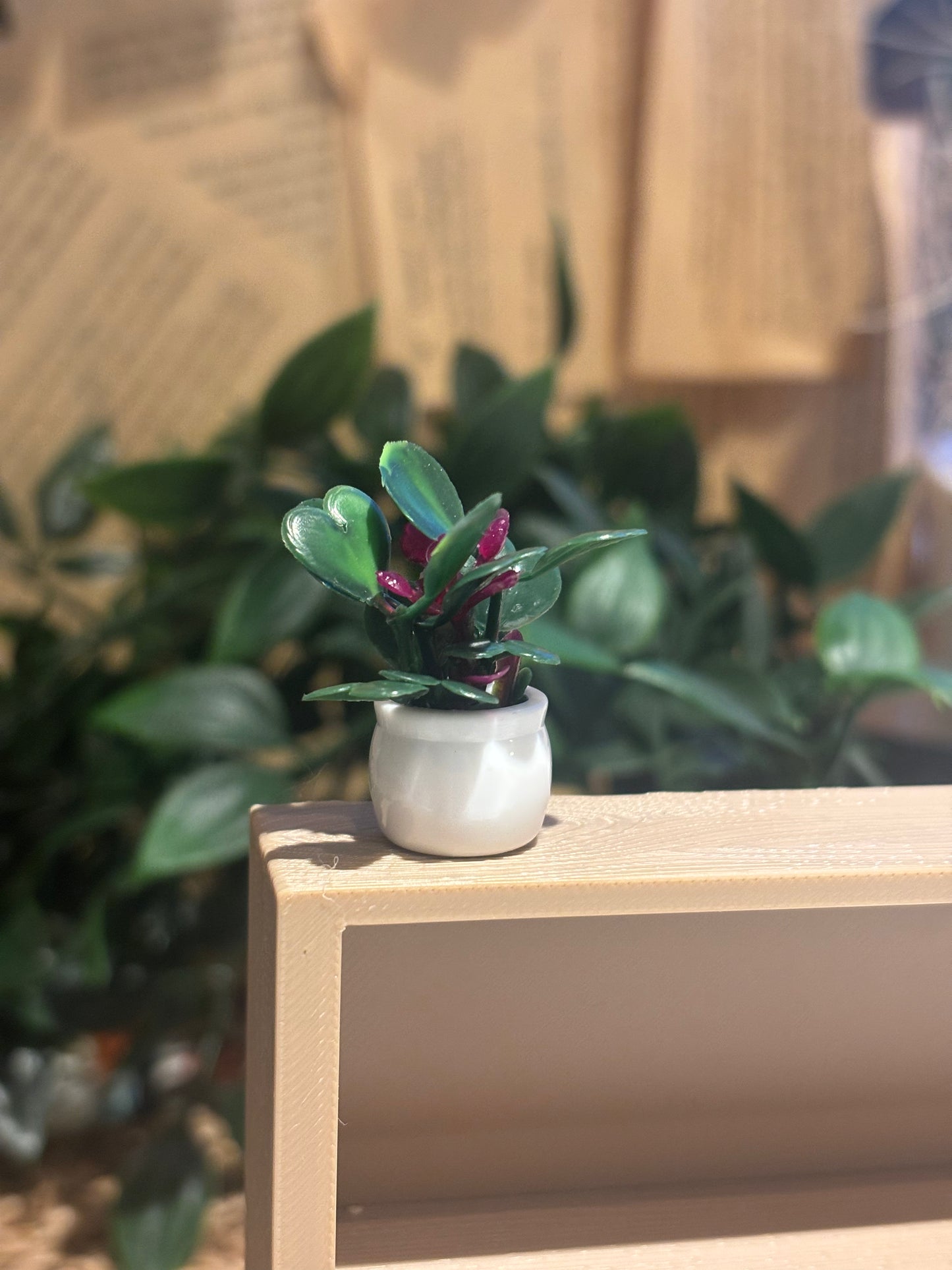 Mini bladplante m/ blomster til Miniatyr bokhylle