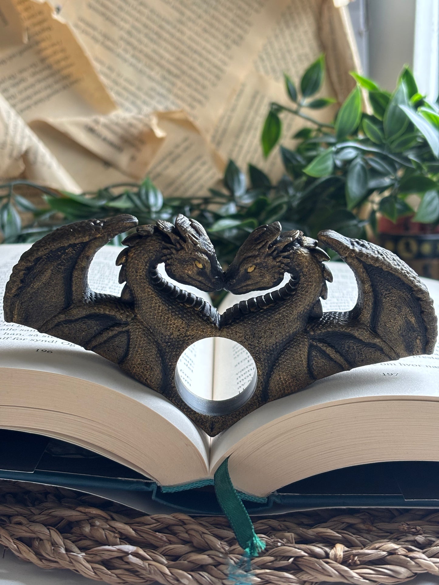 Dragon Lovers Sideholder / Thumb Page Holder