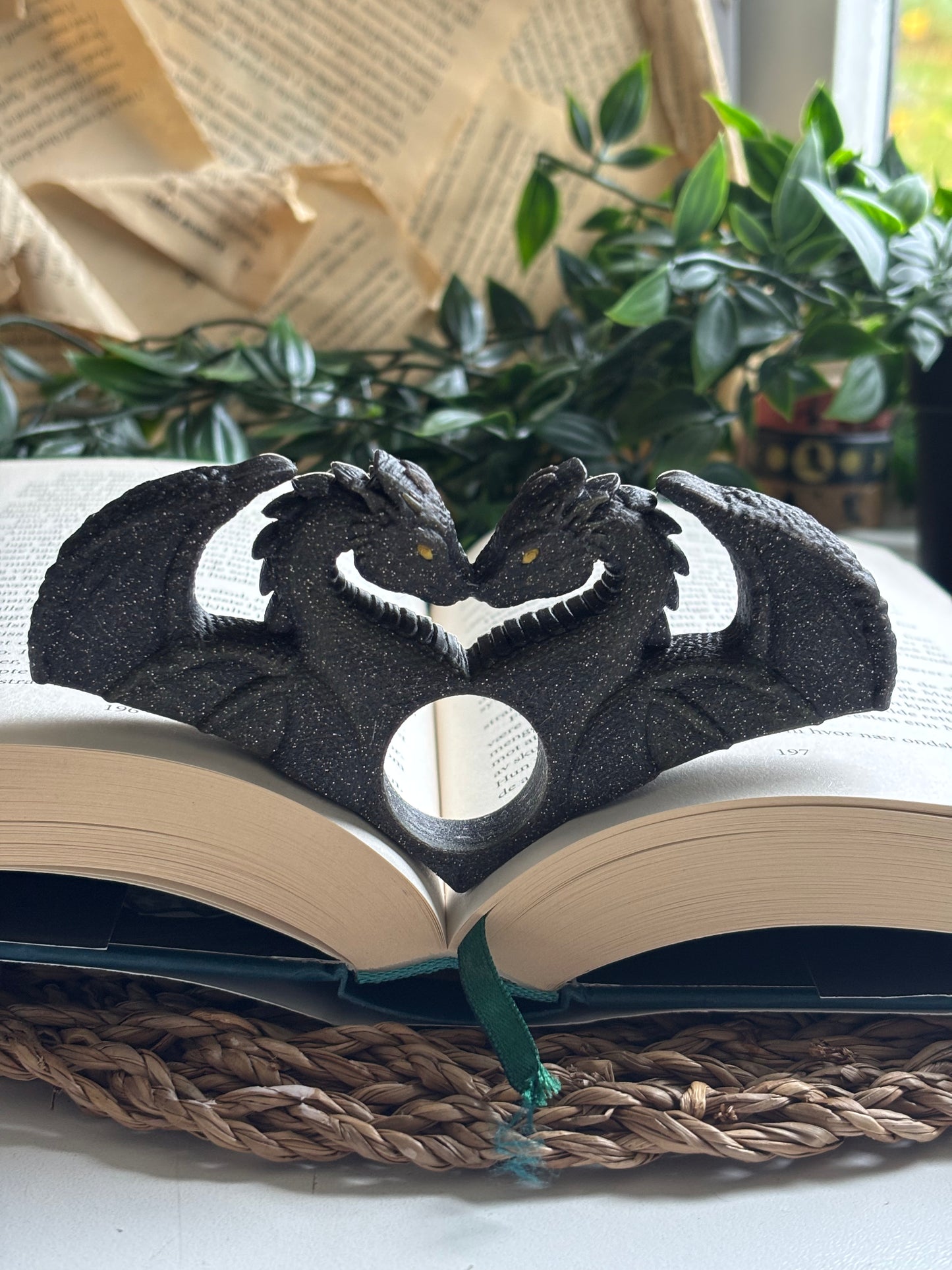 Dragon Lovers Sideholder / Thumb Page Holder