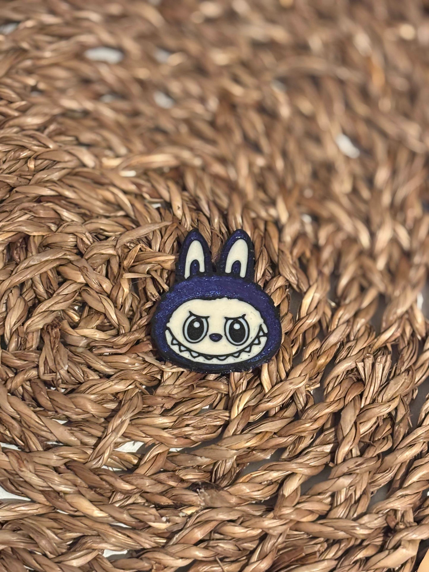 Labubu inspirert Pin