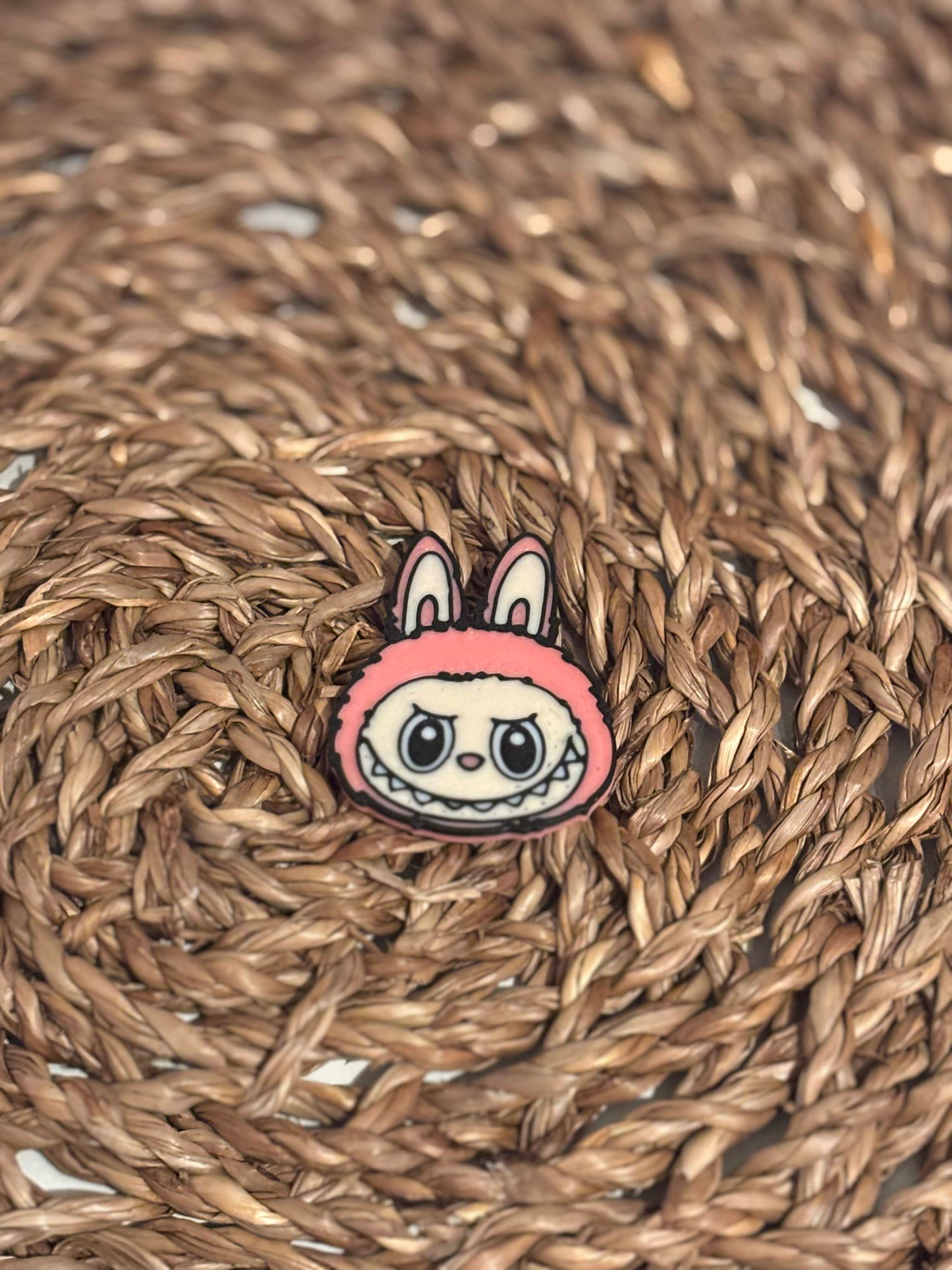 Labubu inspirert Pin