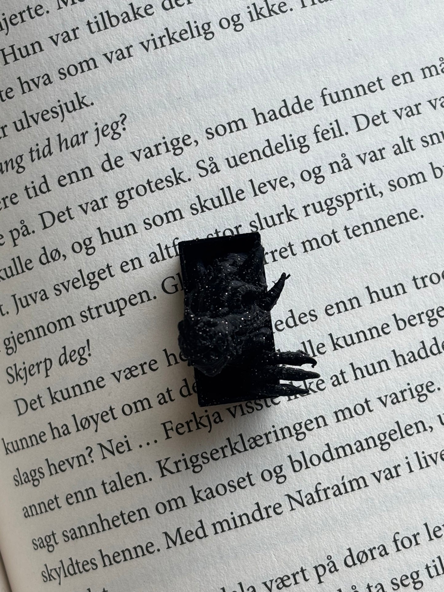Drage med klør - Miniatyr Book Nook til Mini Bokhylle