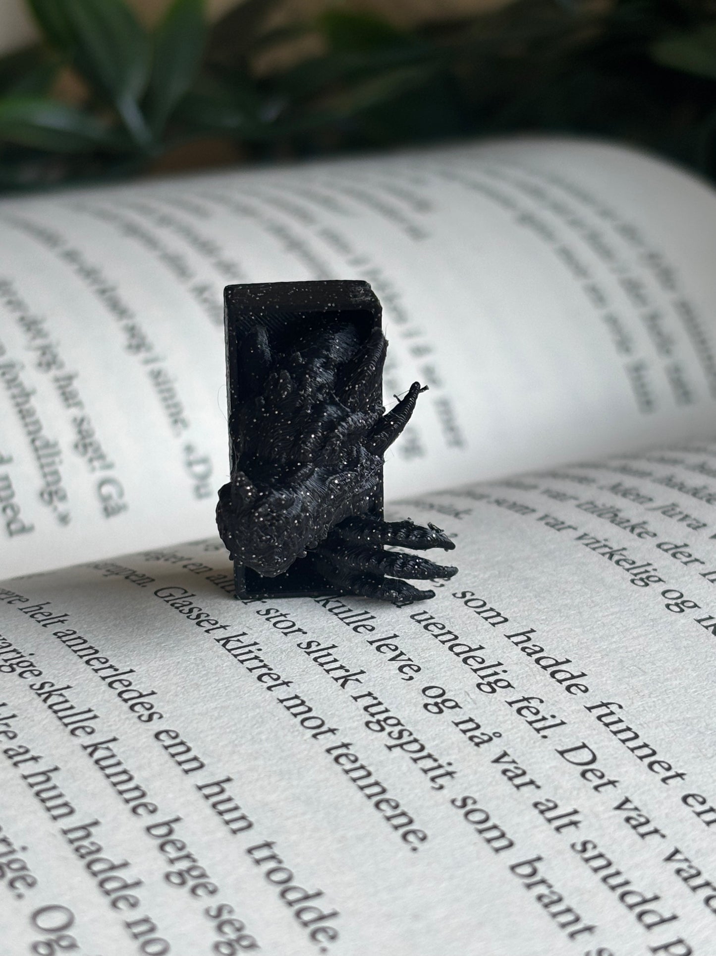 Drage med klør - Miniatyr Book Nook til Mini Bokhylle
