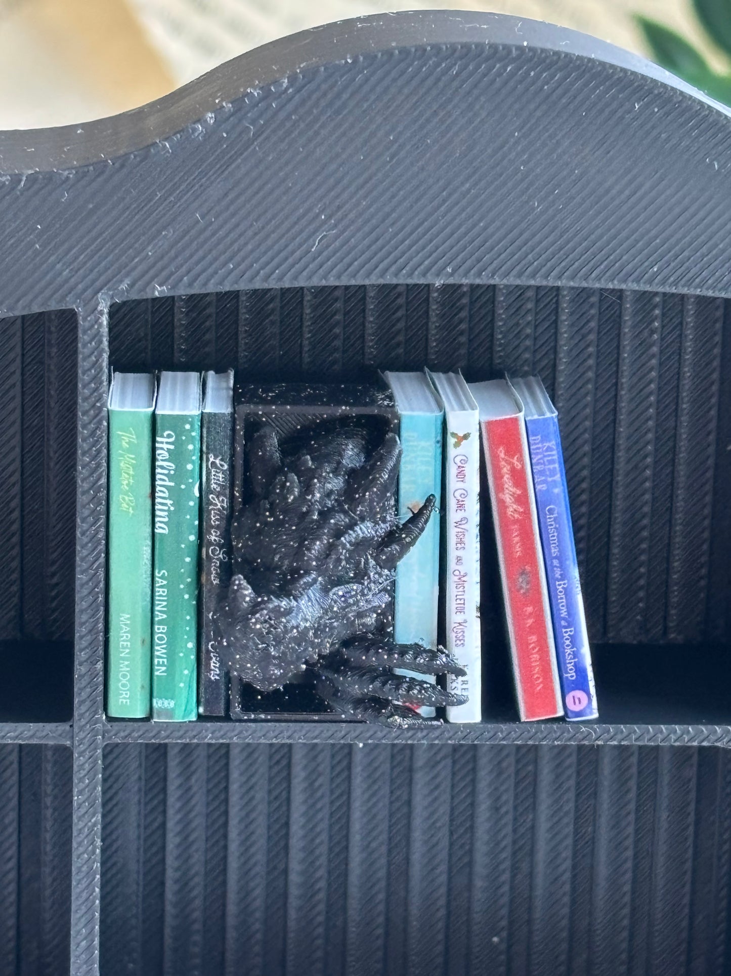 Drage med klør - Miniatyr Book Nook til Mini Bokhylle