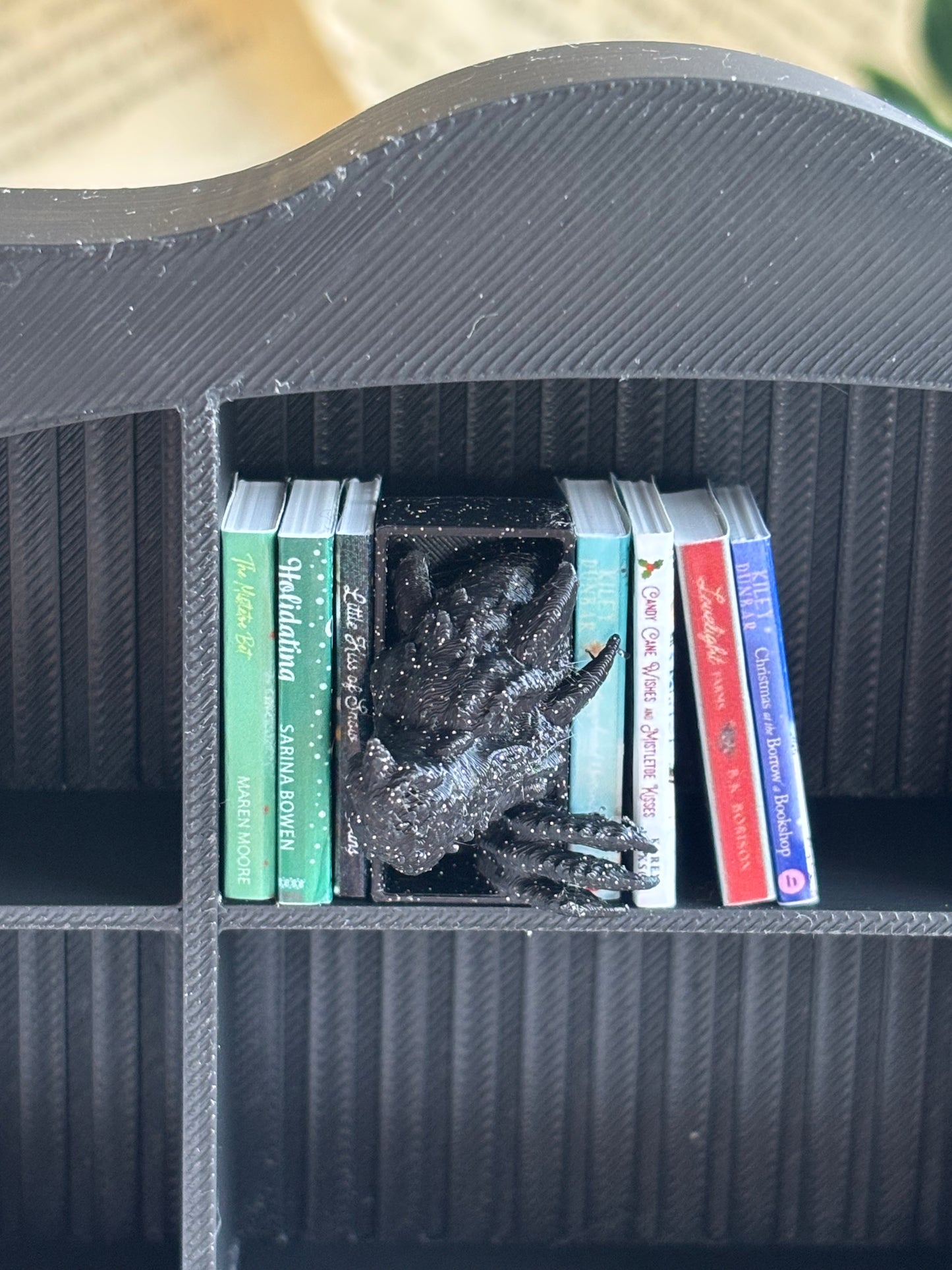 Drage med klør - Miniatyr Book Nook til Mini Bokhylle